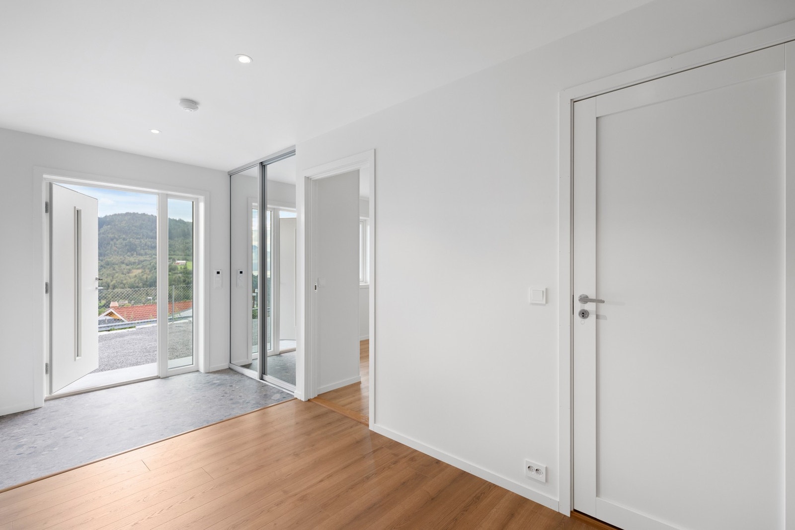 Entreèn har skyvedørsgarderobe og gulvvarme, og ligger i åpen løsning til hallen Galleribilde