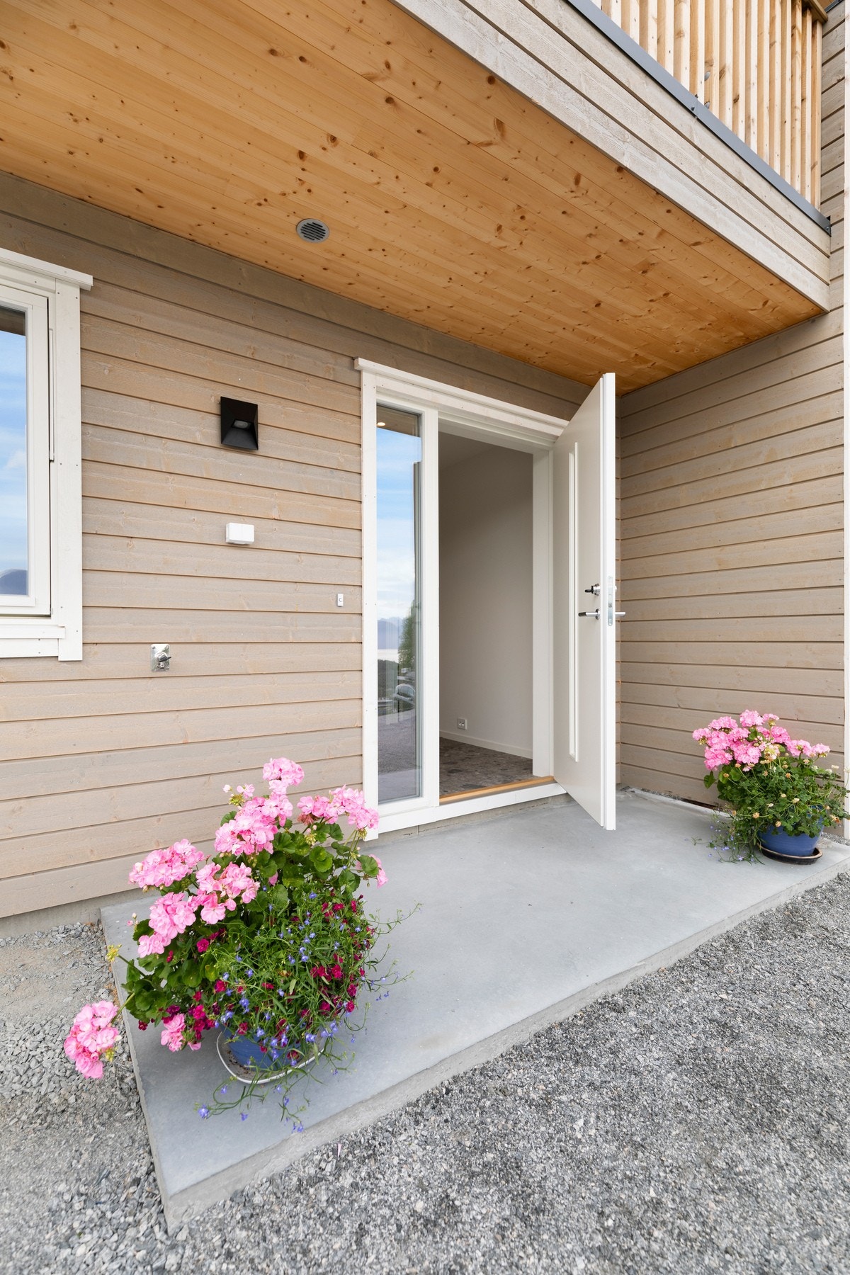 Eiendommen har overbygd inngangsparti, og overbygg til garasje. Det er også bi-inngang fra garasjen Galleribilde