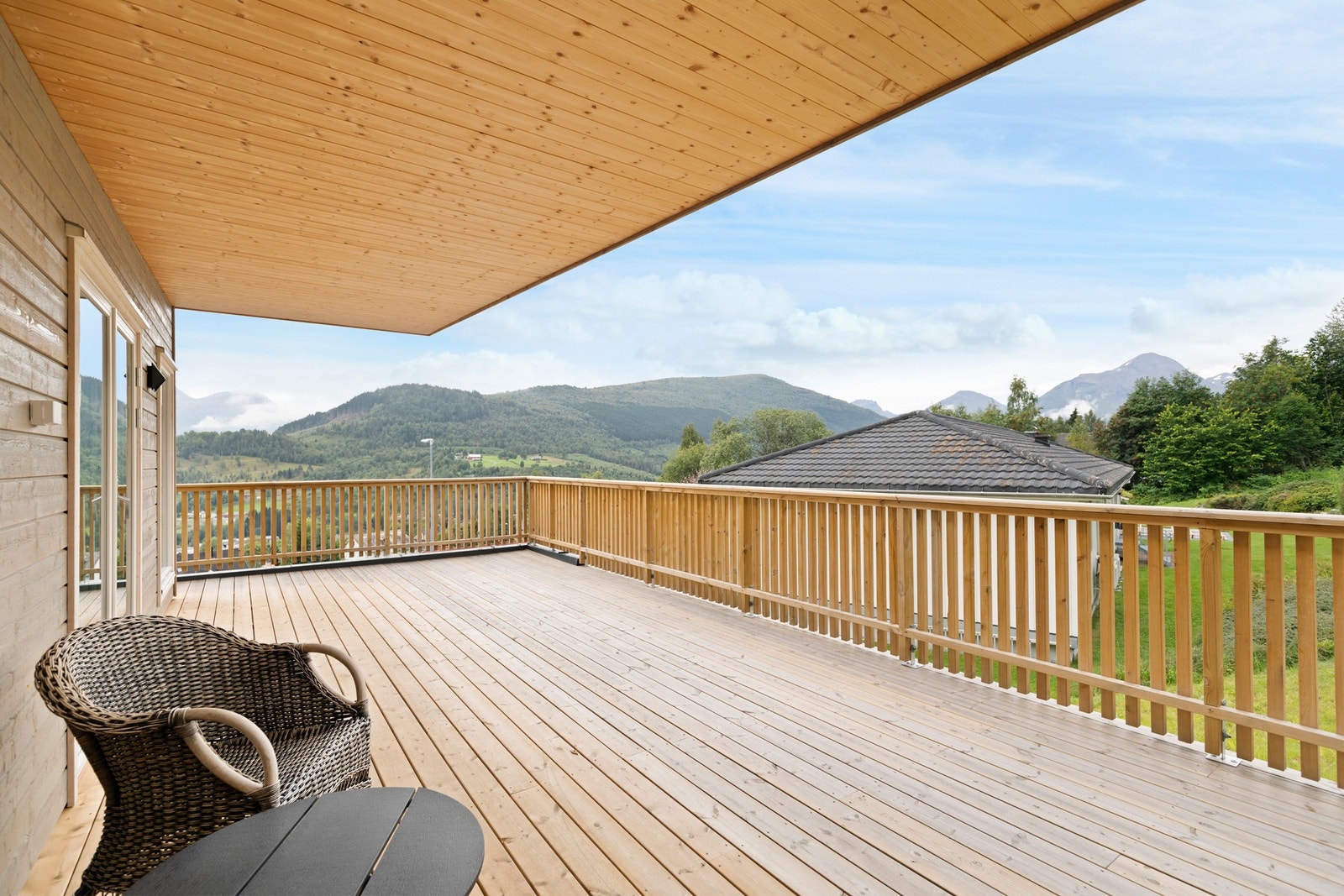 Verandaen er svært romslig på størrelse, og det er i stor grad overbygd mot vest Galleribilde