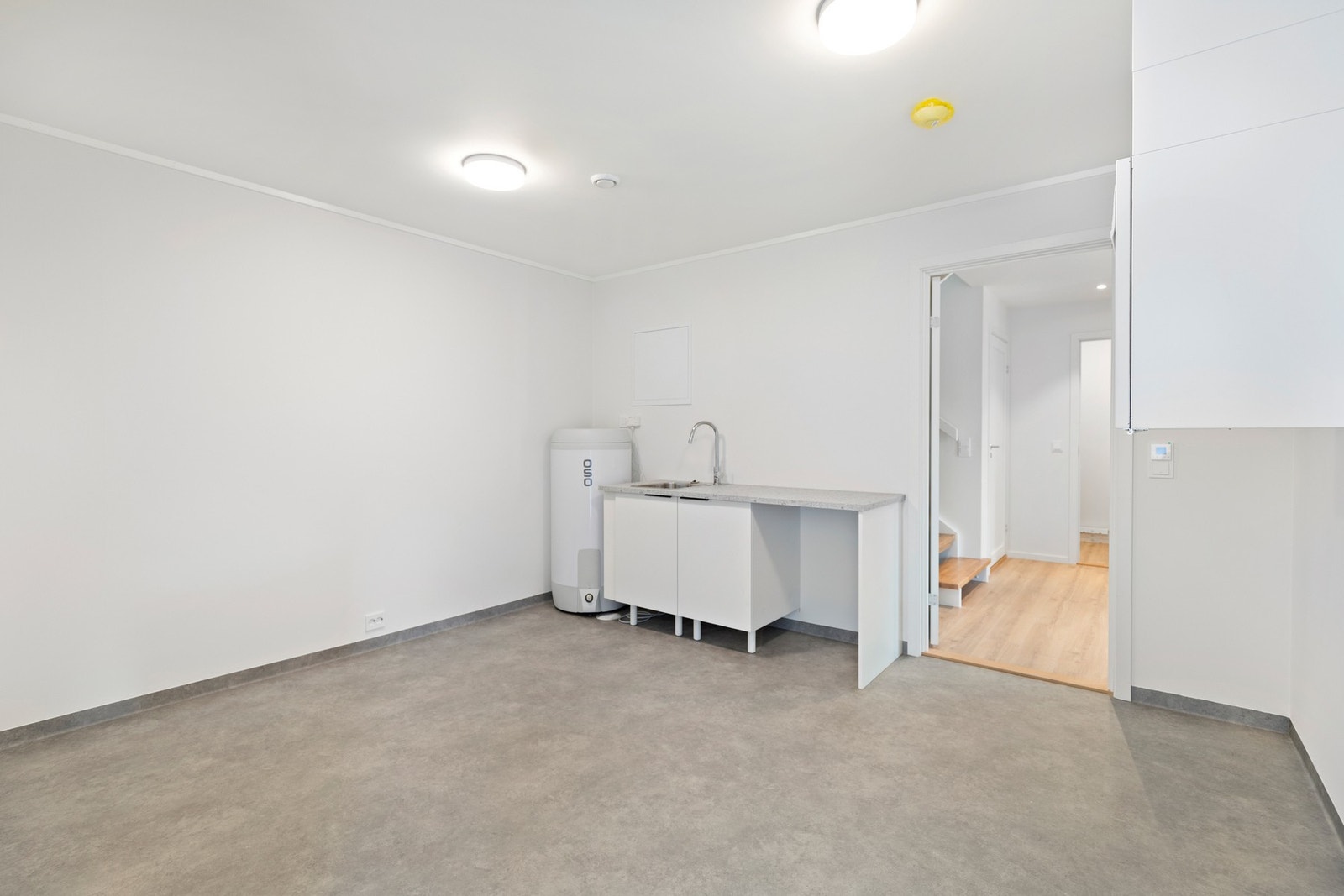 I 1.etasje er det også et romslig, separat vaskerom med vvbereder, ventilasjonsskap, rørskap, vvbereder, vaskeromsinnredning med stålservant og opplegg for vaskemaskin Galleribilde