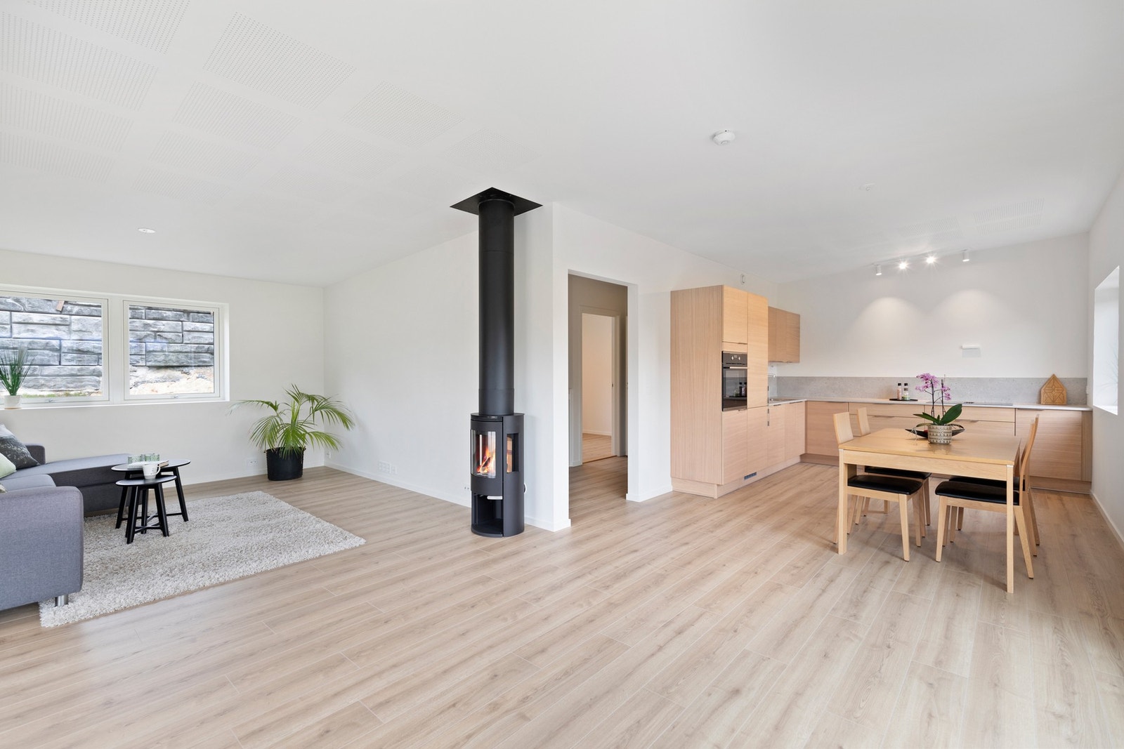 Kjøkkenet er beliggende i åpen løsning med stuen som i kombinasjon med flere, store vindusfelt og skrående himling gir en svært god romfølelse.
Soldempede vinduer Galleribilde