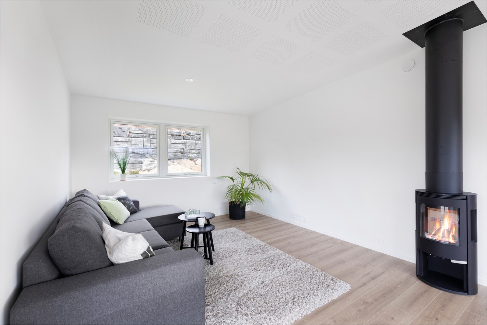 Det er montert vedovn med stålpipe, og innsparklede akustikkplater i himlingen Galleribilde