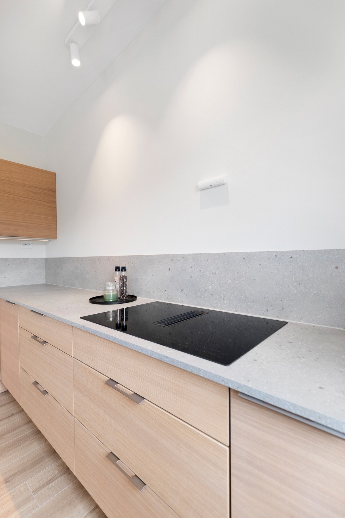 Det er montert platetopp med integrert ventilator Galleribilde