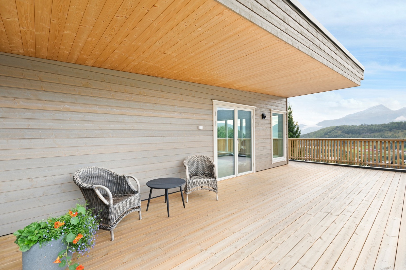 Her er det gode solforhold, og en fantastisk utsikt mot blant annet Storfjorden og de omkransende fjell Galleribilde