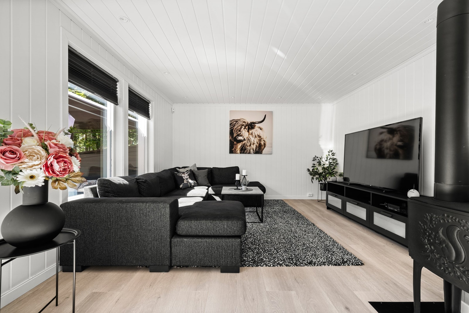 Både gulv, vegger og himlinger er i første etasje oppgradert med nye overflater. Galleribilde