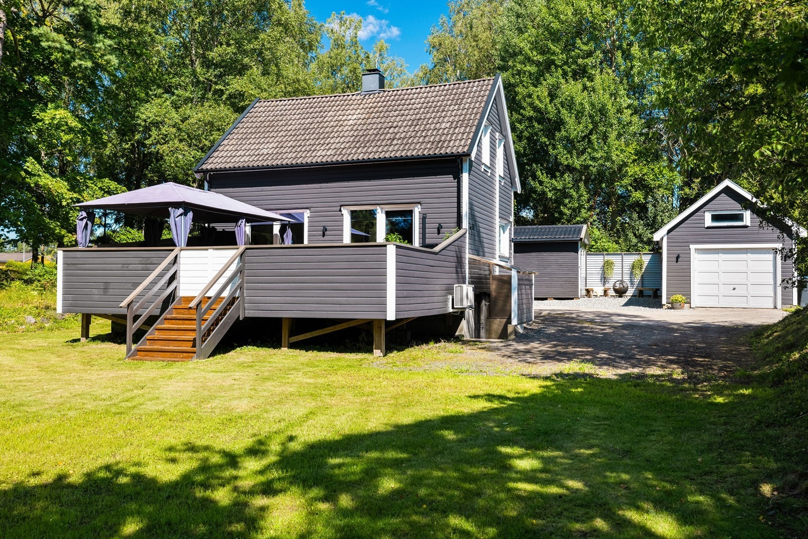 I tillegg til innvendig trapp er det tilgang til kjelleren også fra gårdsplassen. Galleribilde