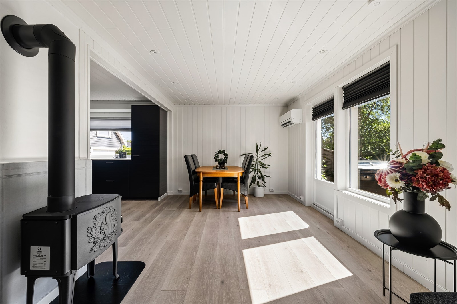 Stuen har både varmepumpe og ildsted i form av vedovn av klassisk format, installert i forbindelse med oppgradering av stuen. Galleribilde