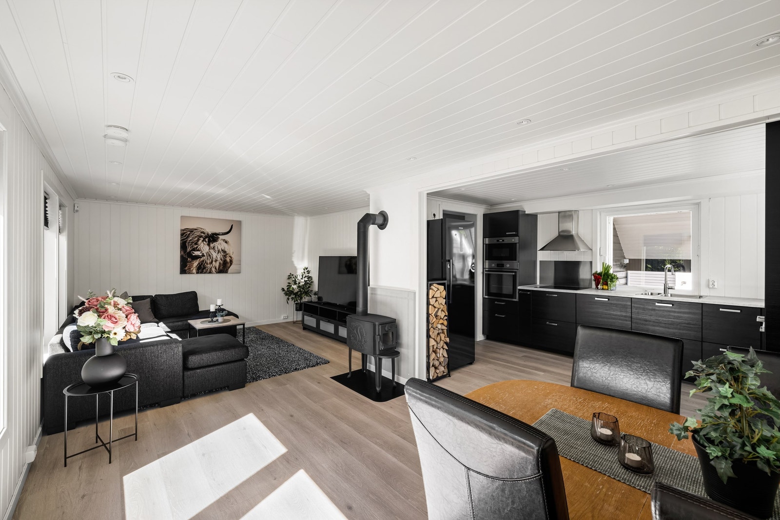 Stuen og kjøkkenet utgjør en åpen sosial sone og mye av arealet i første etasje. Galleribilde