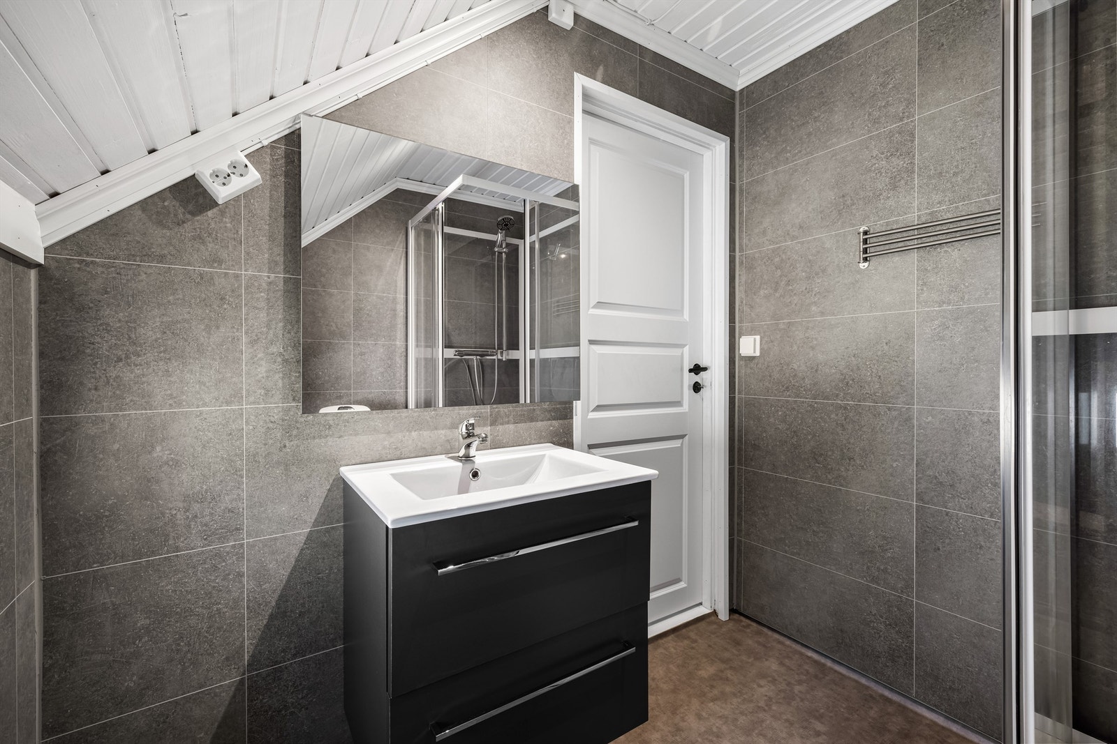 Badet ble i 2019 bygget opp på nytt, inkludert avretting av gulvet og ny membran. Nye baderomsmøbler fra IKEA ble samtidig installert. Galleribilde