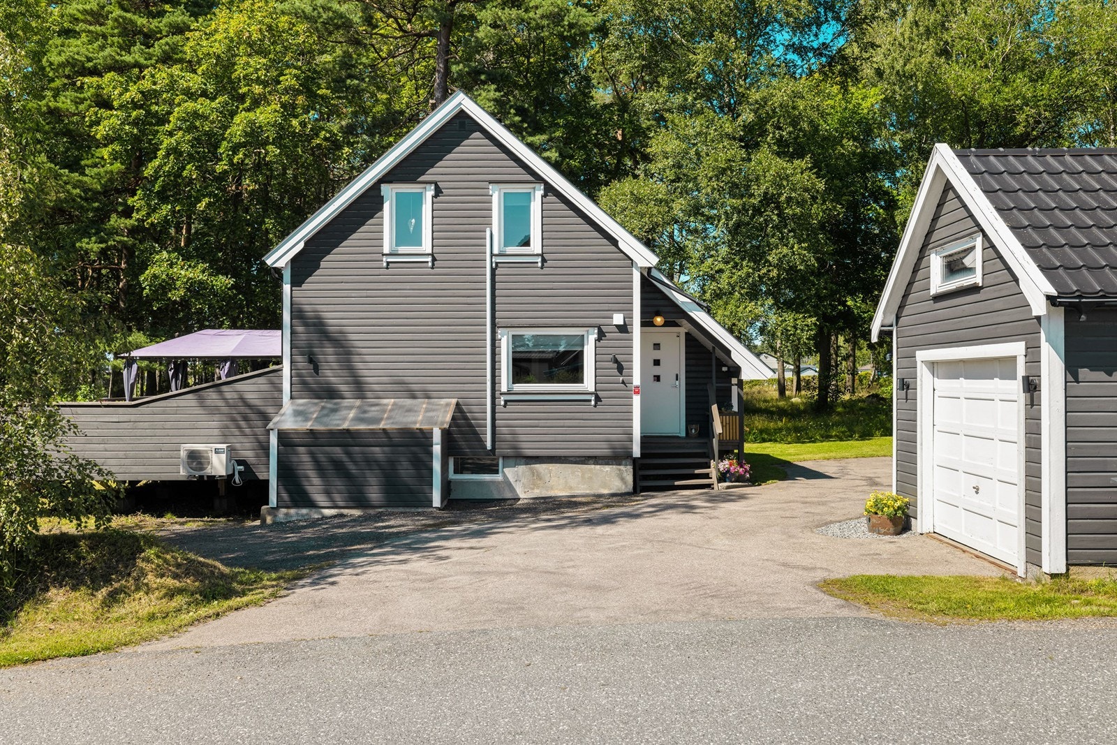 Innkjørselen og gårdsplassen er utført med asfaltert dekke. Galleribilde