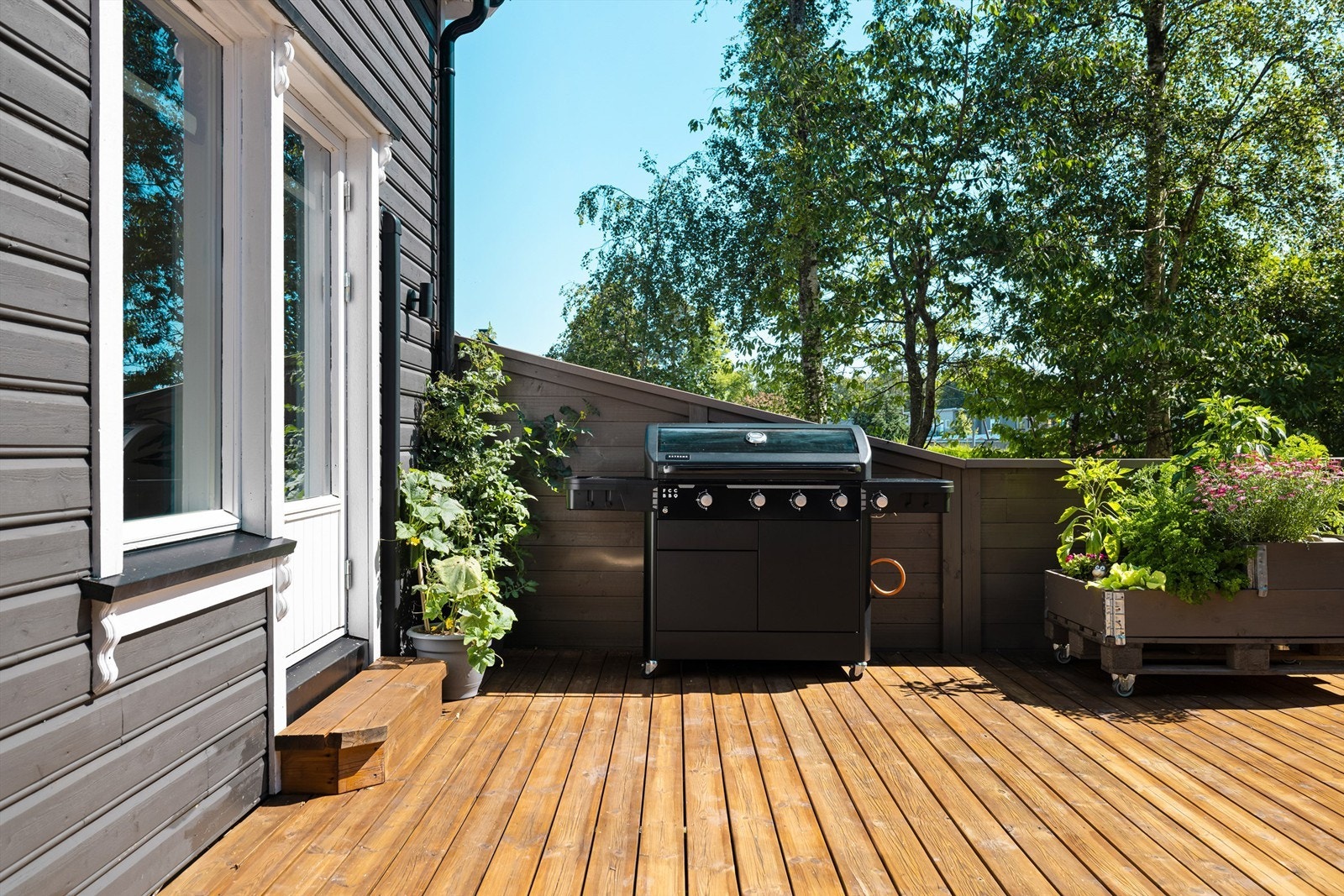 Terrassen er orientert i syd-vestlig retning og har sommerstid gode solforhold store deler av dagen. Galleribilde