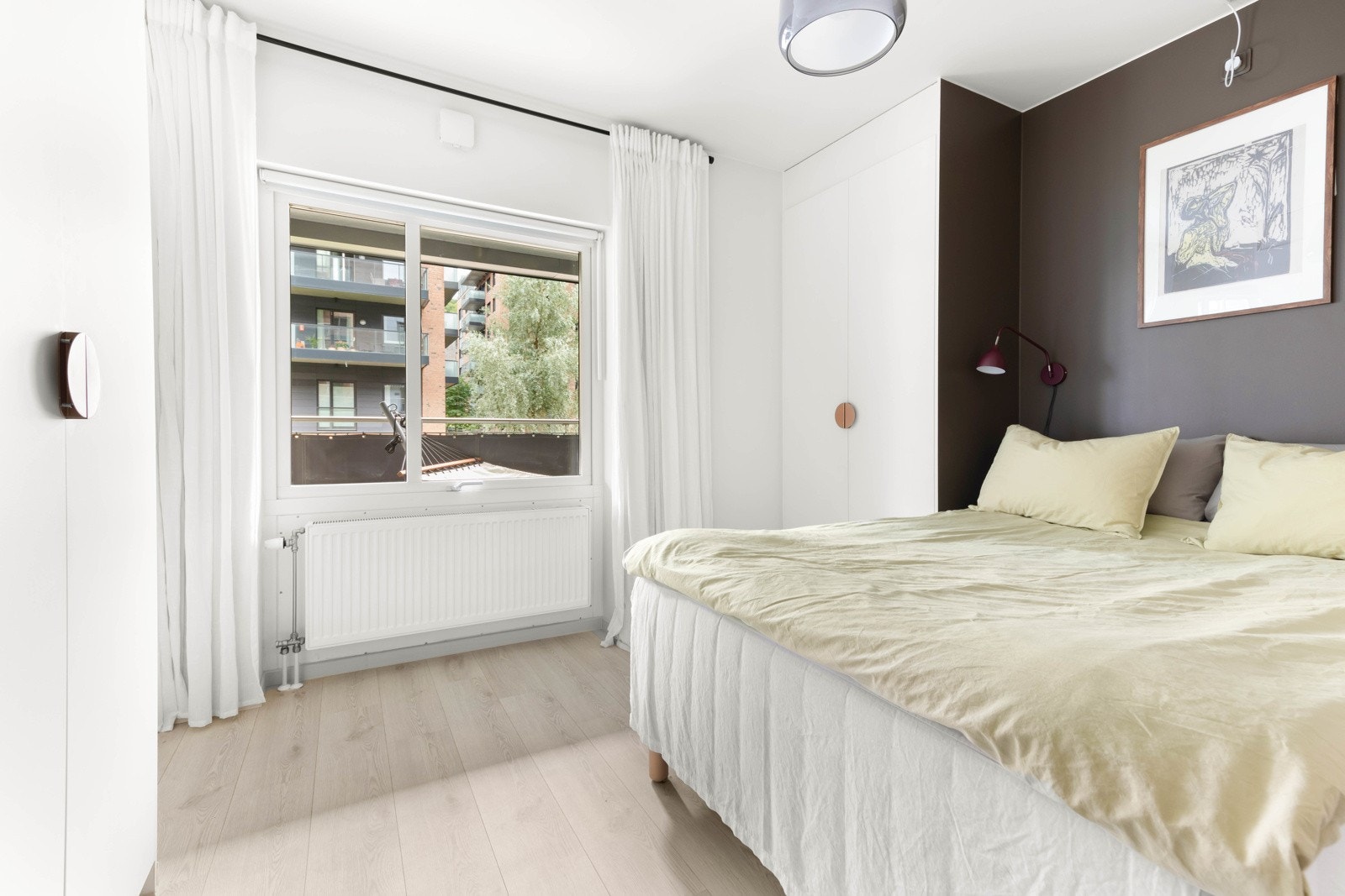 Soverommet vender, i likhet med resten av boligen, mot bilfritt område. Galleribilde