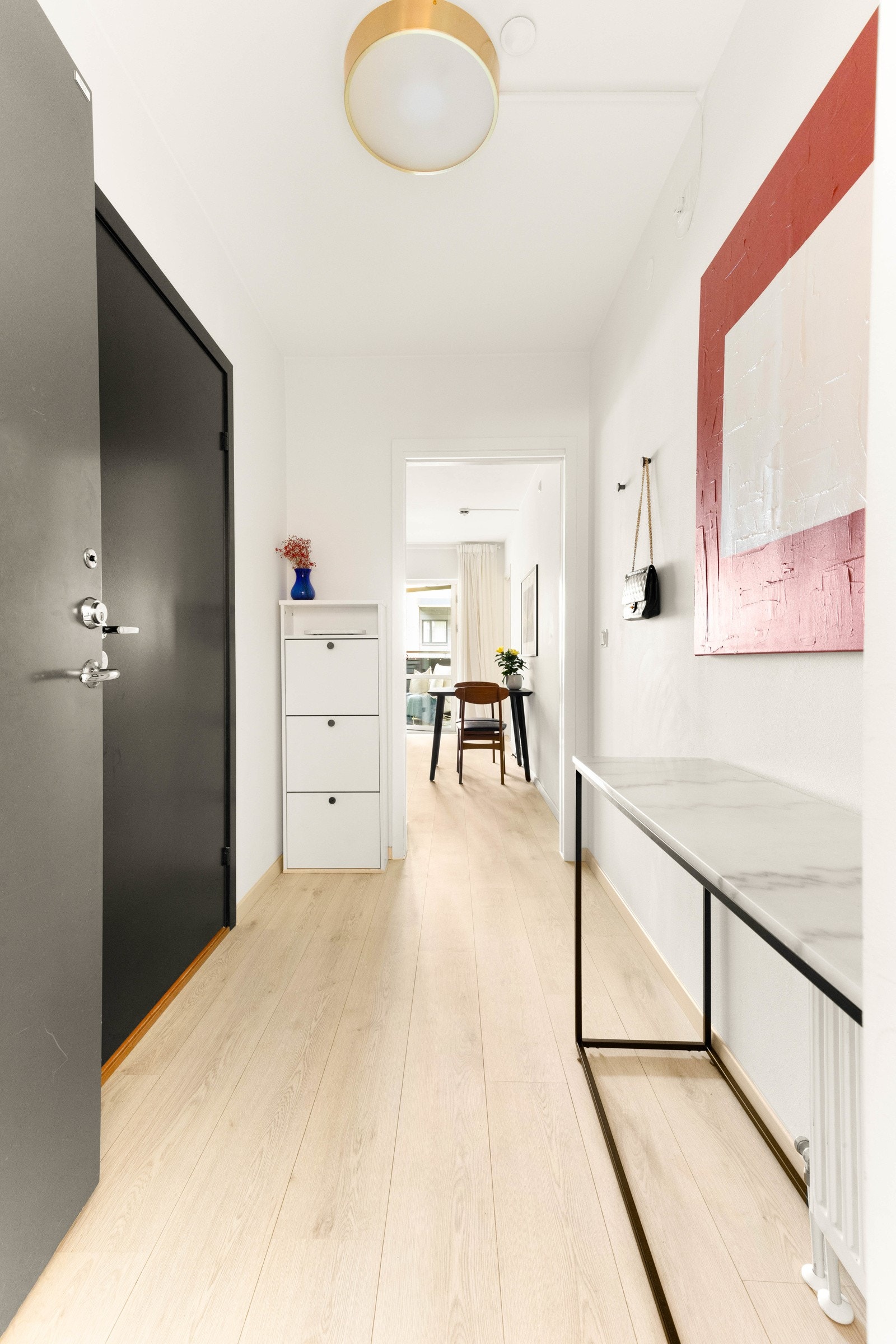 Innydende entré som gir et godt førsteinntrykk når du kommer inn i boligen! Galleribilde