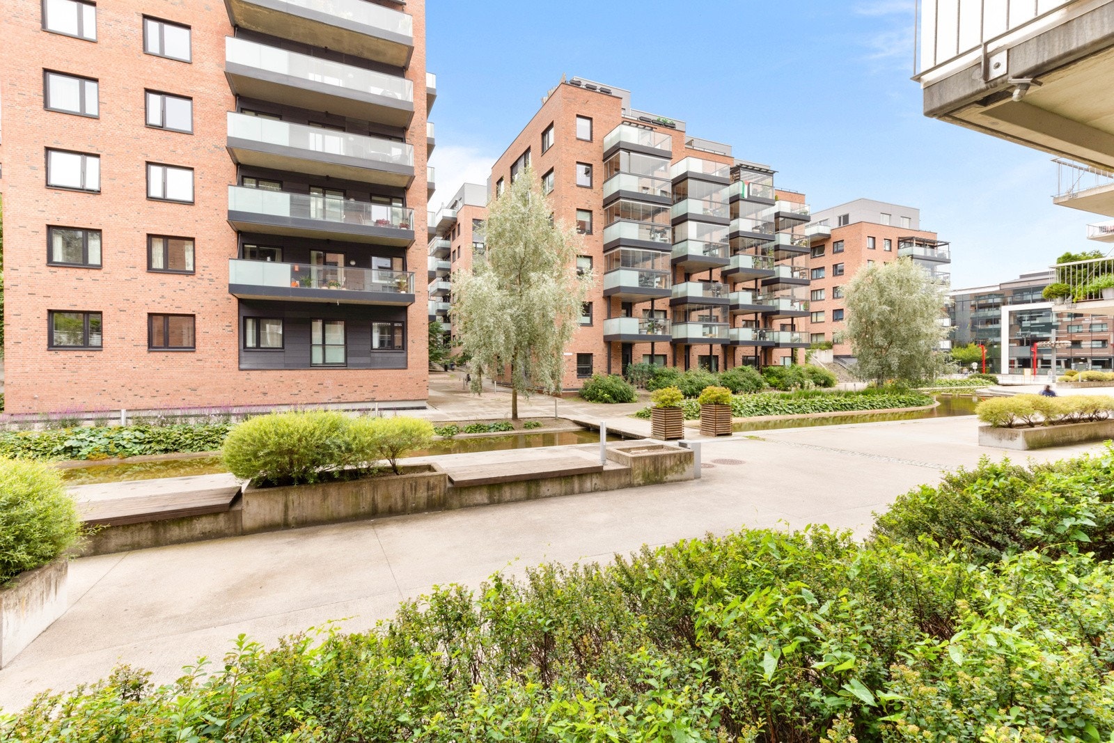 Utsynet fra balkongen over vannspeilet og de koselige gågatene i Kværnerbyen. Galleribilde