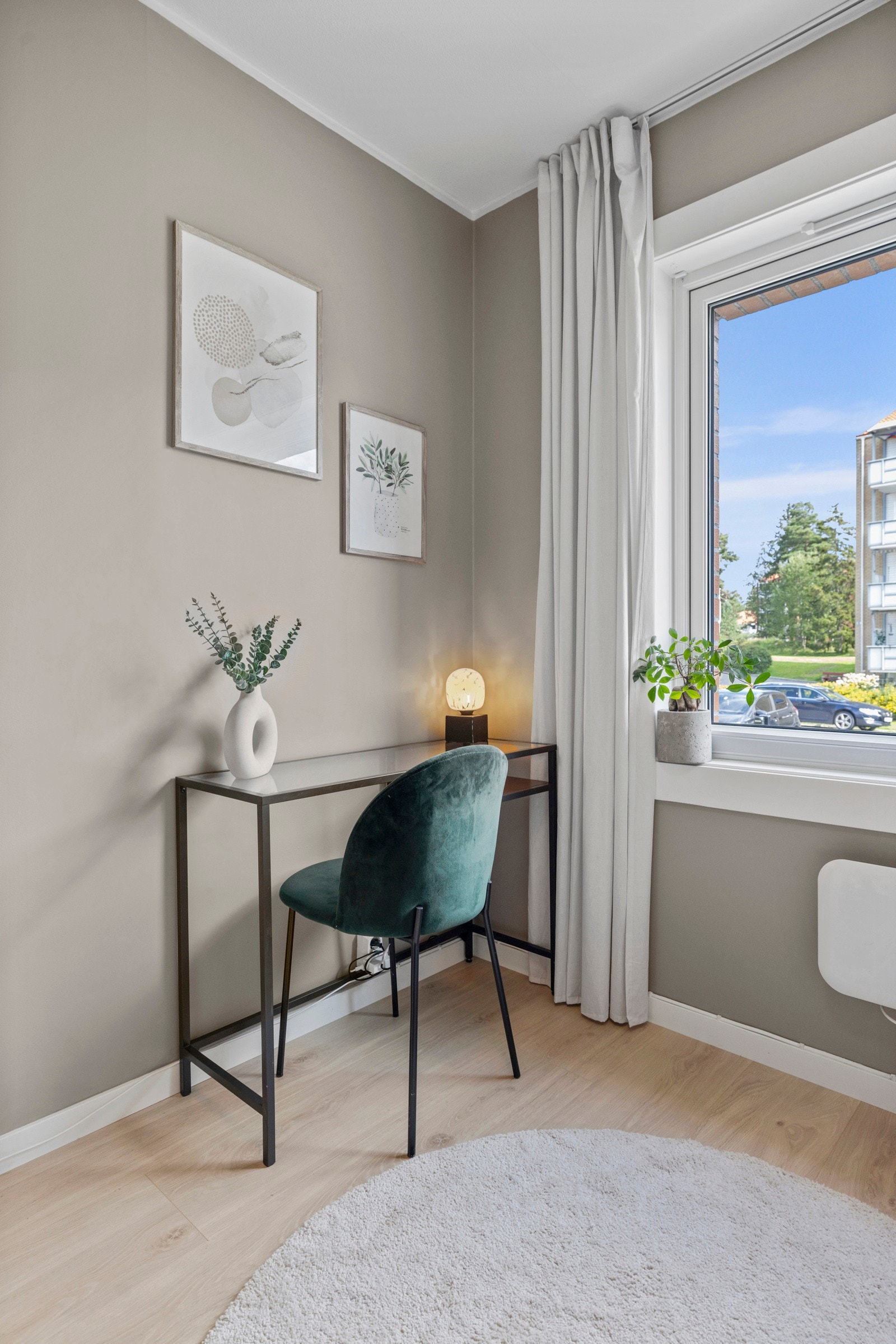 - Praktisk plass til hjemmekontor - Galleribilde