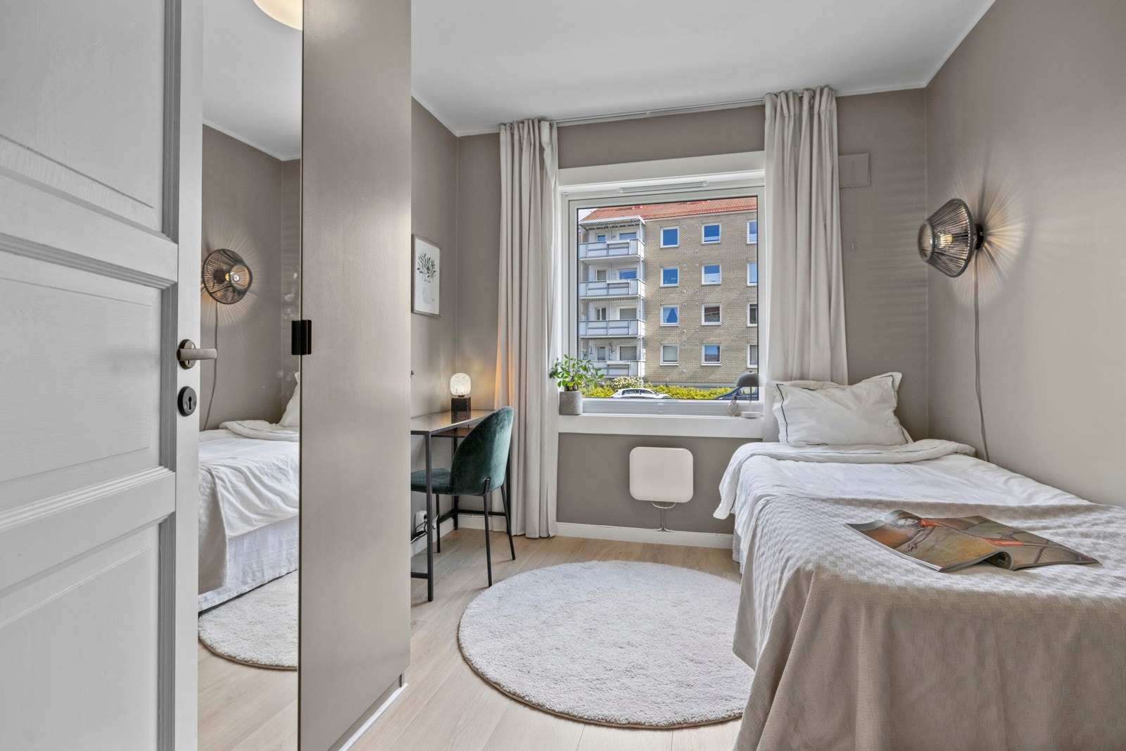 - Soverom II er også av fin størrelse og har plass til seng, skrivebord og garderobe/ kommode Galleribilde