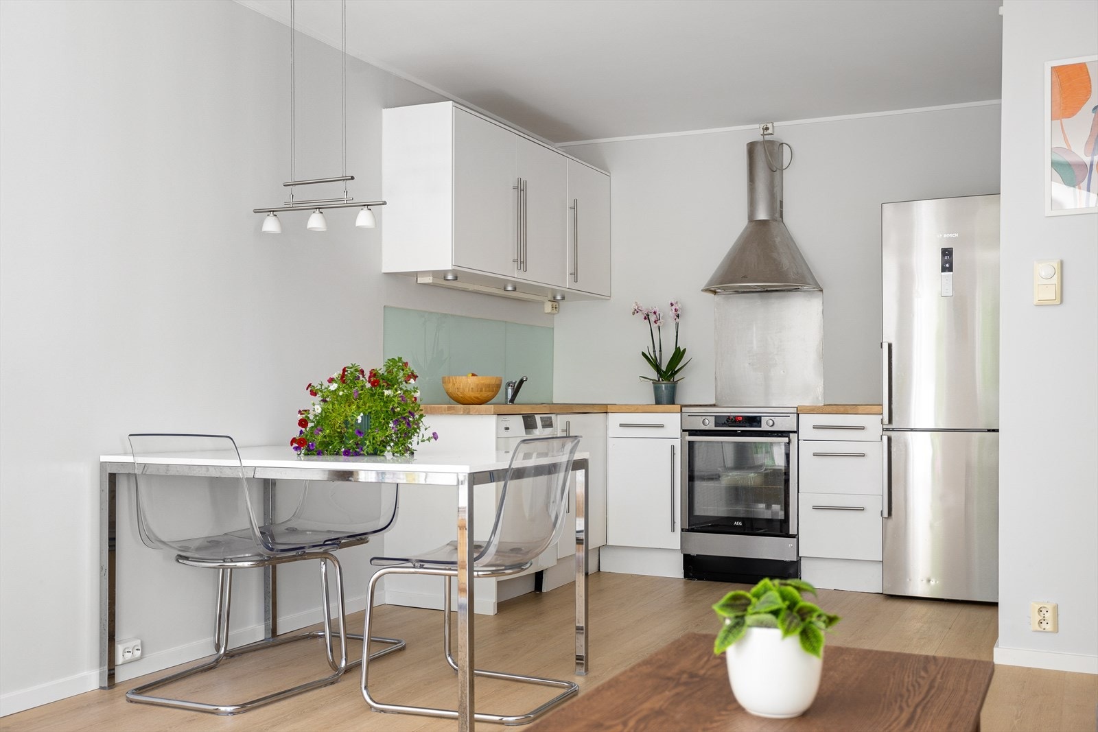 Enkelt og tidløst kjøkken med hvite fronter Galleribilde