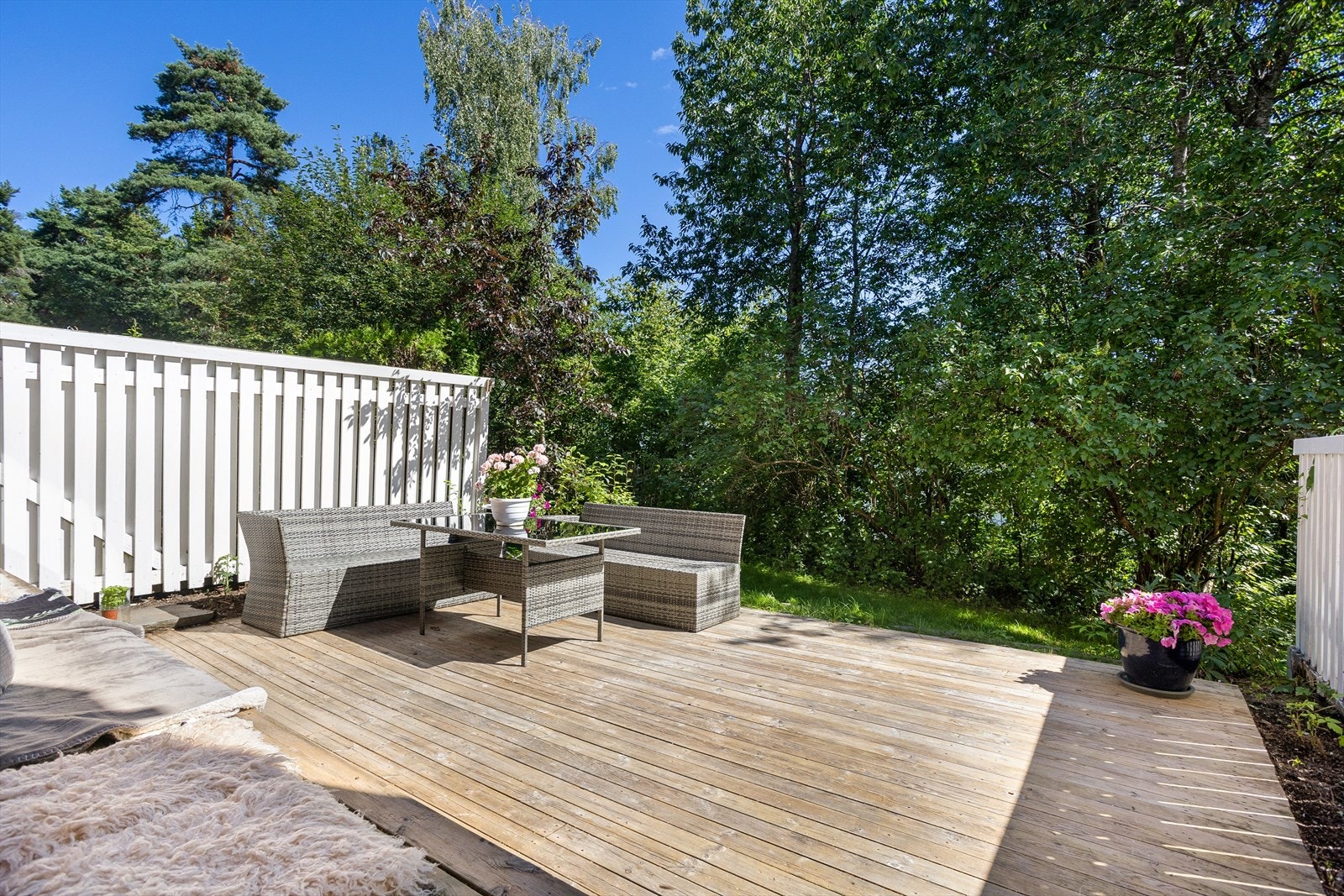 Flott og skjermet markterrasse på ca 20 kvm. Galleribilde