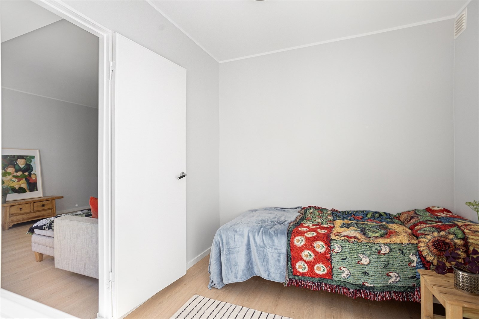 God størrelse på soverommet, her er det plass til seng og tilhørende møblement Galleribilde