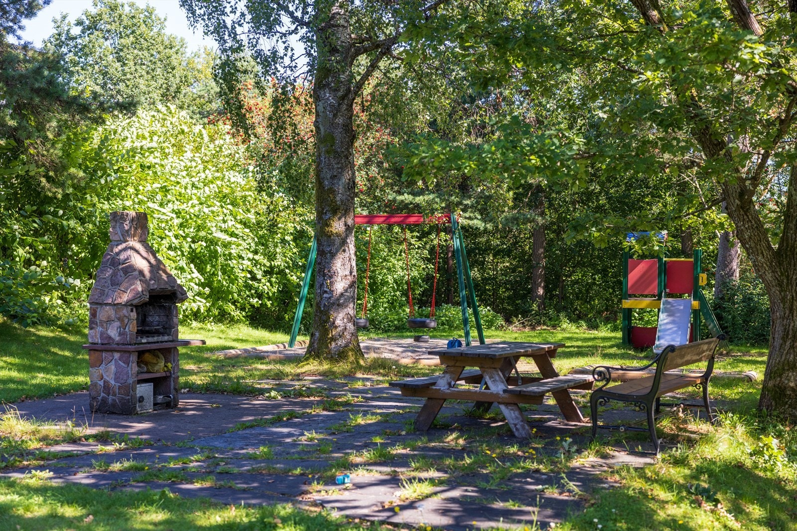 Idyllisk lekeplass i nærområdet Galleribilde