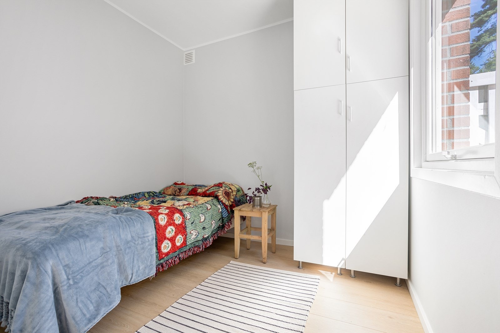 Her er det veldig stille om kvelden, med bare et skogholt på utsiden Galleribilde