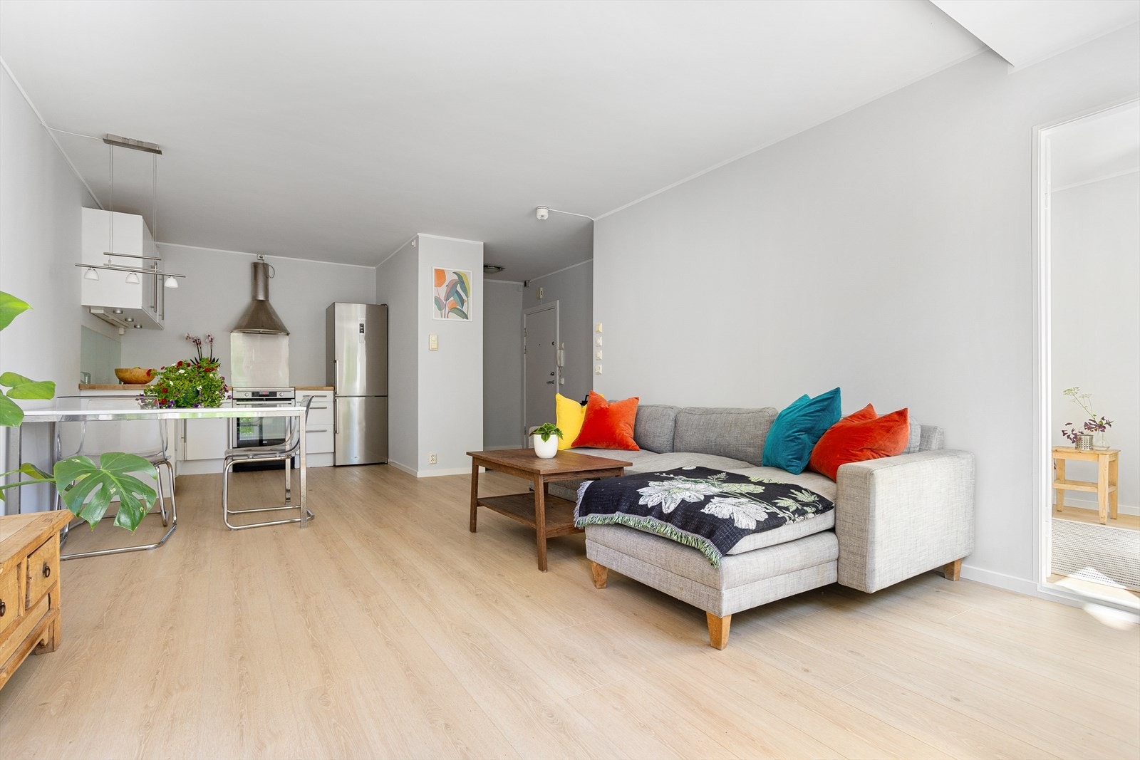 Optimal planløsning i stuen med god plass til spise samt sofagruppe. Galleribilde