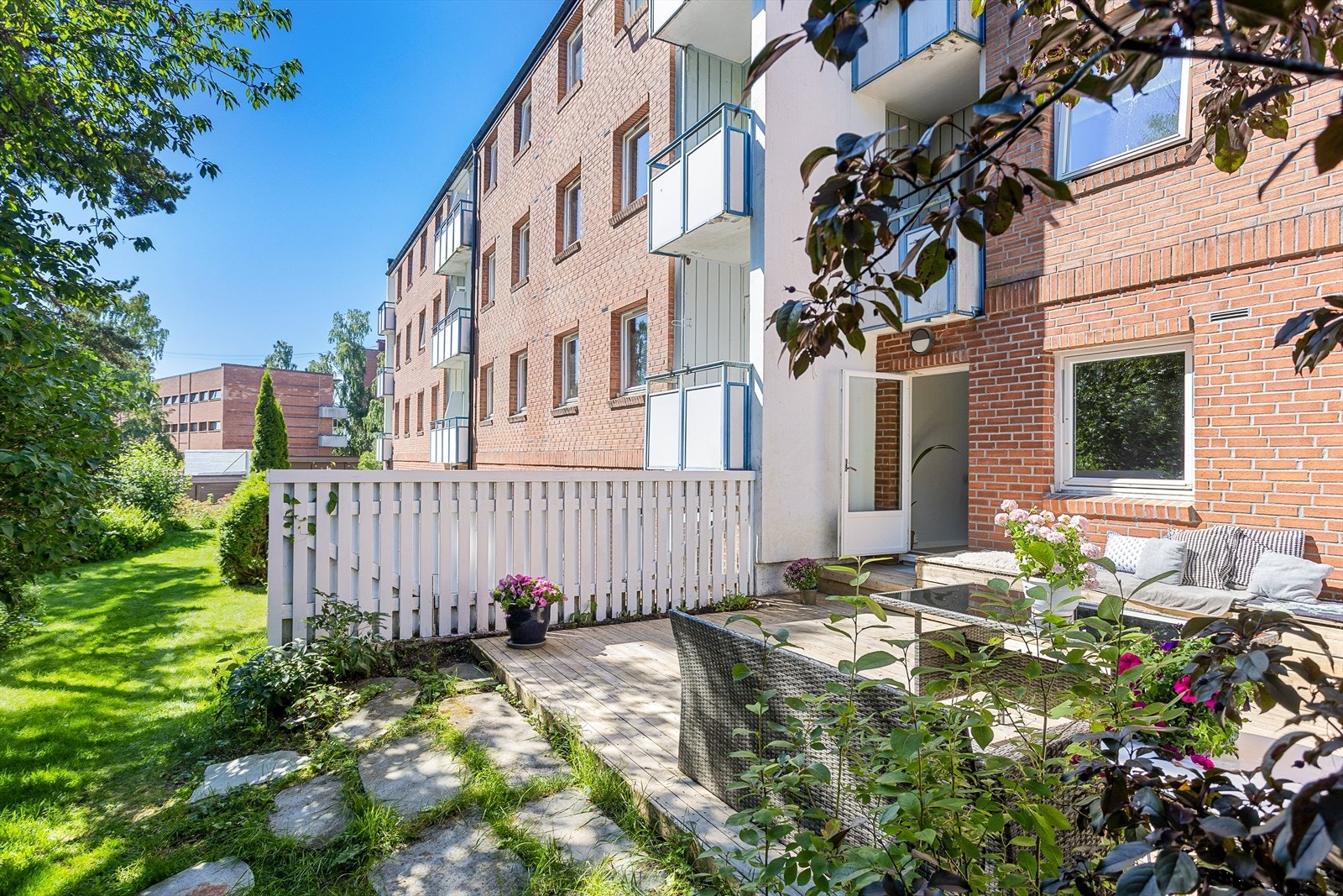 Terrassen er vendt mot sydøst og byr på flott formiddagssol. Galleribilde