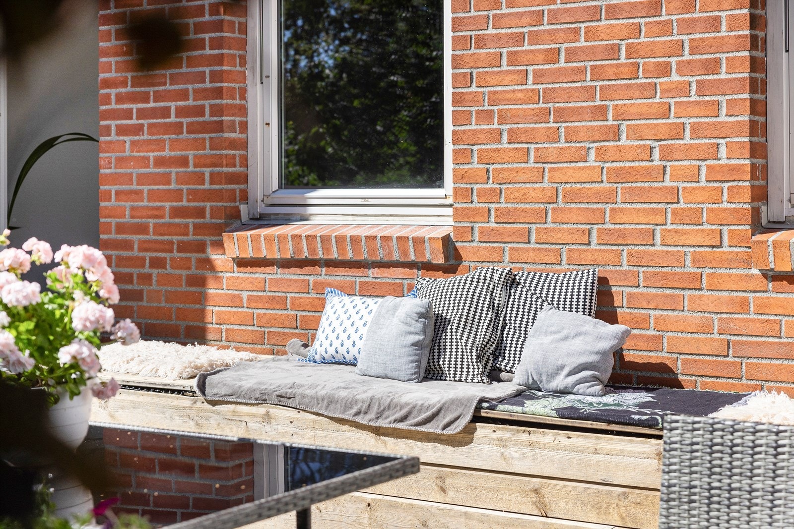 Terrassen har en praktisk benk bygd mot yttervegg. Galleribilde