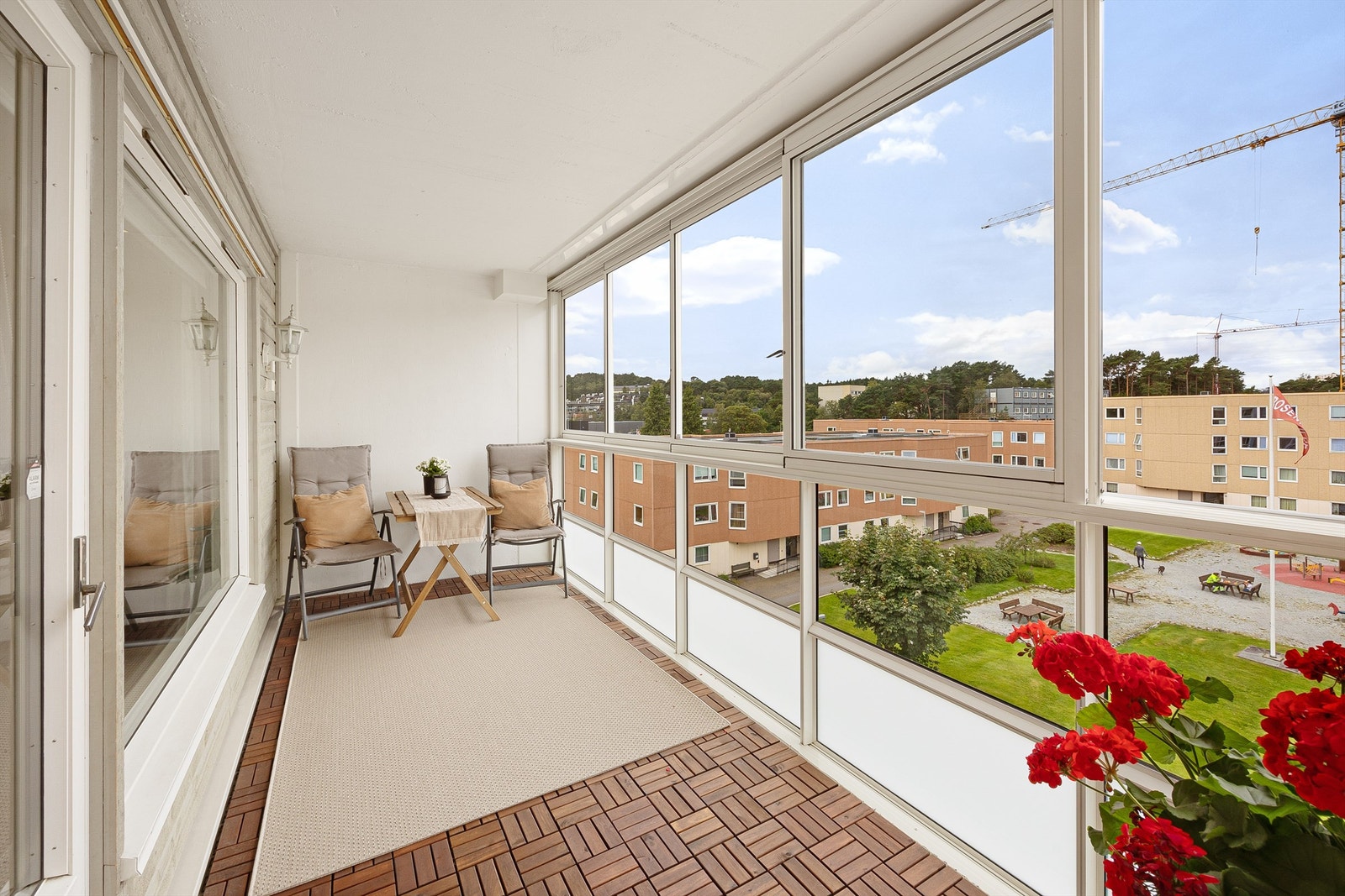 Stor og romslig inn glasset balkong med gode solforhold. Galleribilde