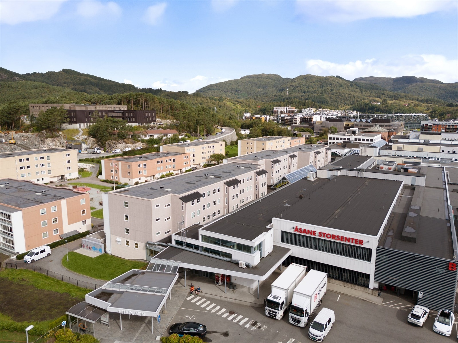 Her har man alt man trenger av daglige fasiliteter og servicetilbud. Åsane Storsenter som ligger like ved kan by på et stort utvalg av butikker, restauranter og dagligvarebutikker. Man finner også Horisont kjøpesenter i umiddelbar nærhet. Galleribilde