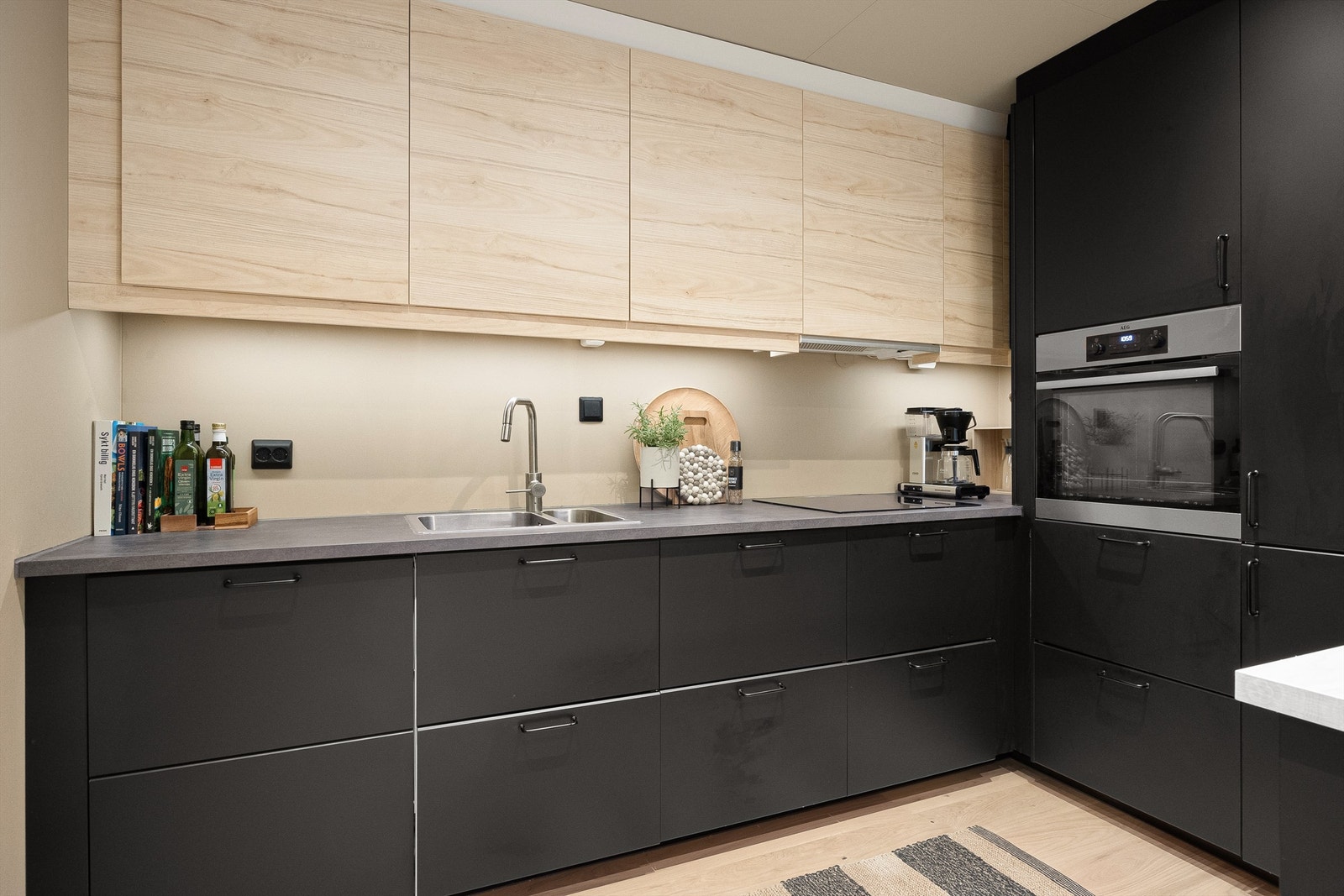 Stort og moderne Ikea kjøkken fra 2021. Hvitevarer fra AEG. Nedfelt oppvaskkum med ett-greps kjøkkenarmatur.
Benkeskapsbelysning og stikkontakter over kjøkkenbenk. Galleribilde