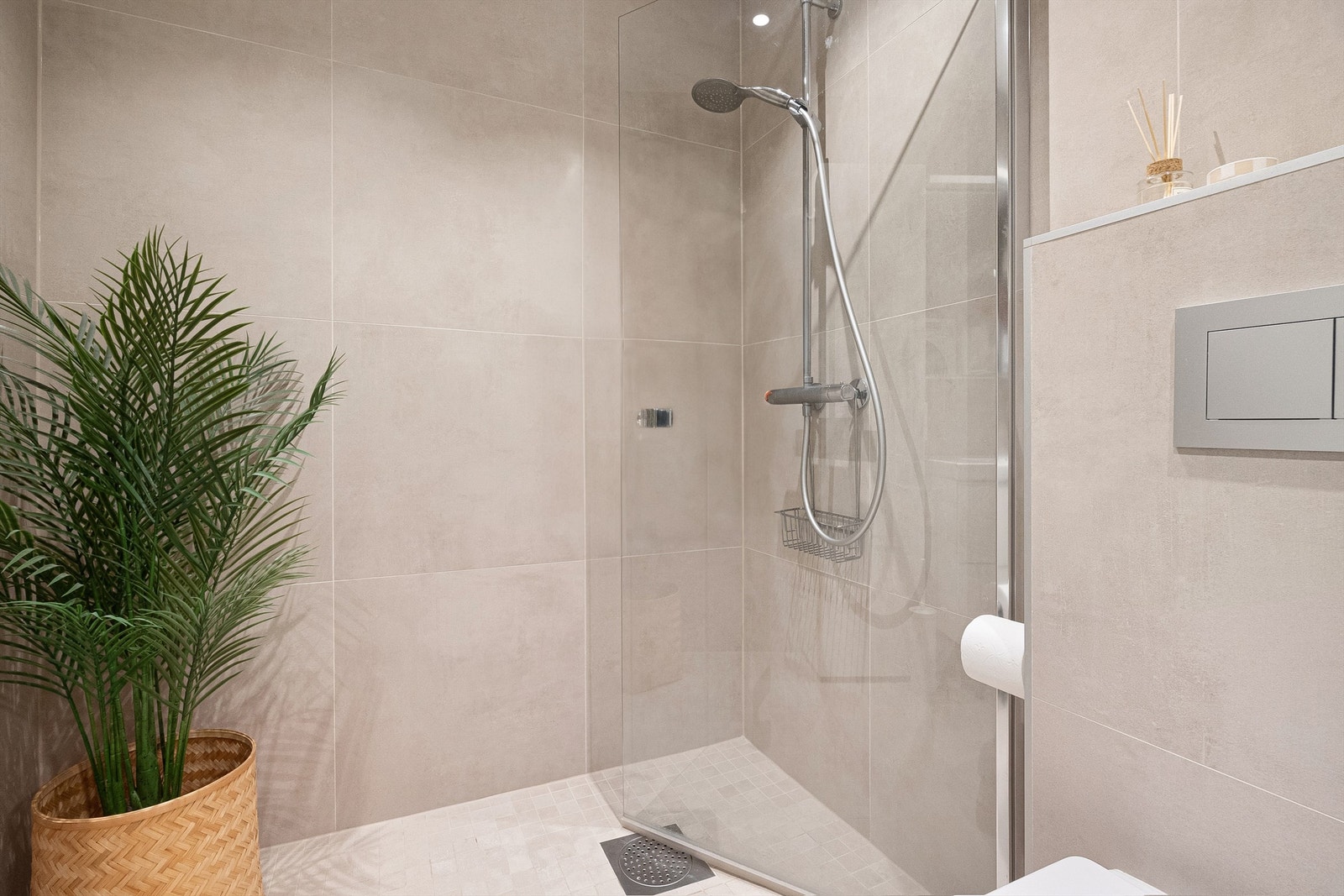 Dusjhjørne med dør.
Vegghengt dusjarmatur (hånddusj og regndusj).
Vegghengt toalett.
Vannrør av typen rør-i-rør system Galleribilde