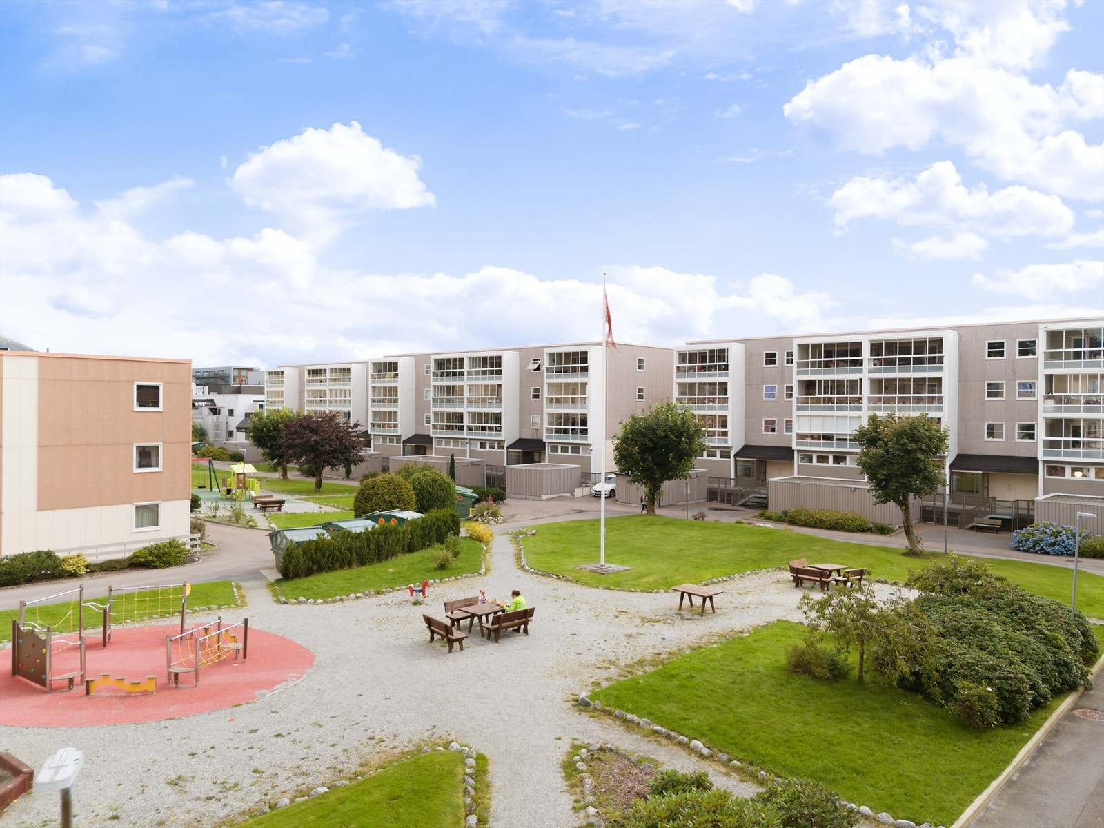 Felles tomt for Borettslaget er opparbeidet med asfaltert vei,
diverse beplantninger, plenarealer, lekeplass og sittegrupper. Galleribilde