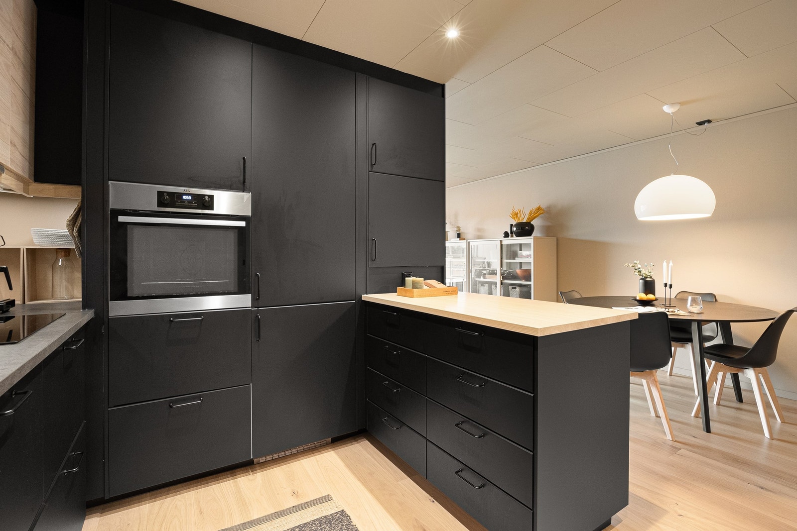 Godt med skap og benkeplass. Integrert stekeovn, platetopp, oppvaskmaskin og kjøleskap med fryser. Ventilator i overskap.
Vannrør av typen rør-i-rør system. Galleribilde