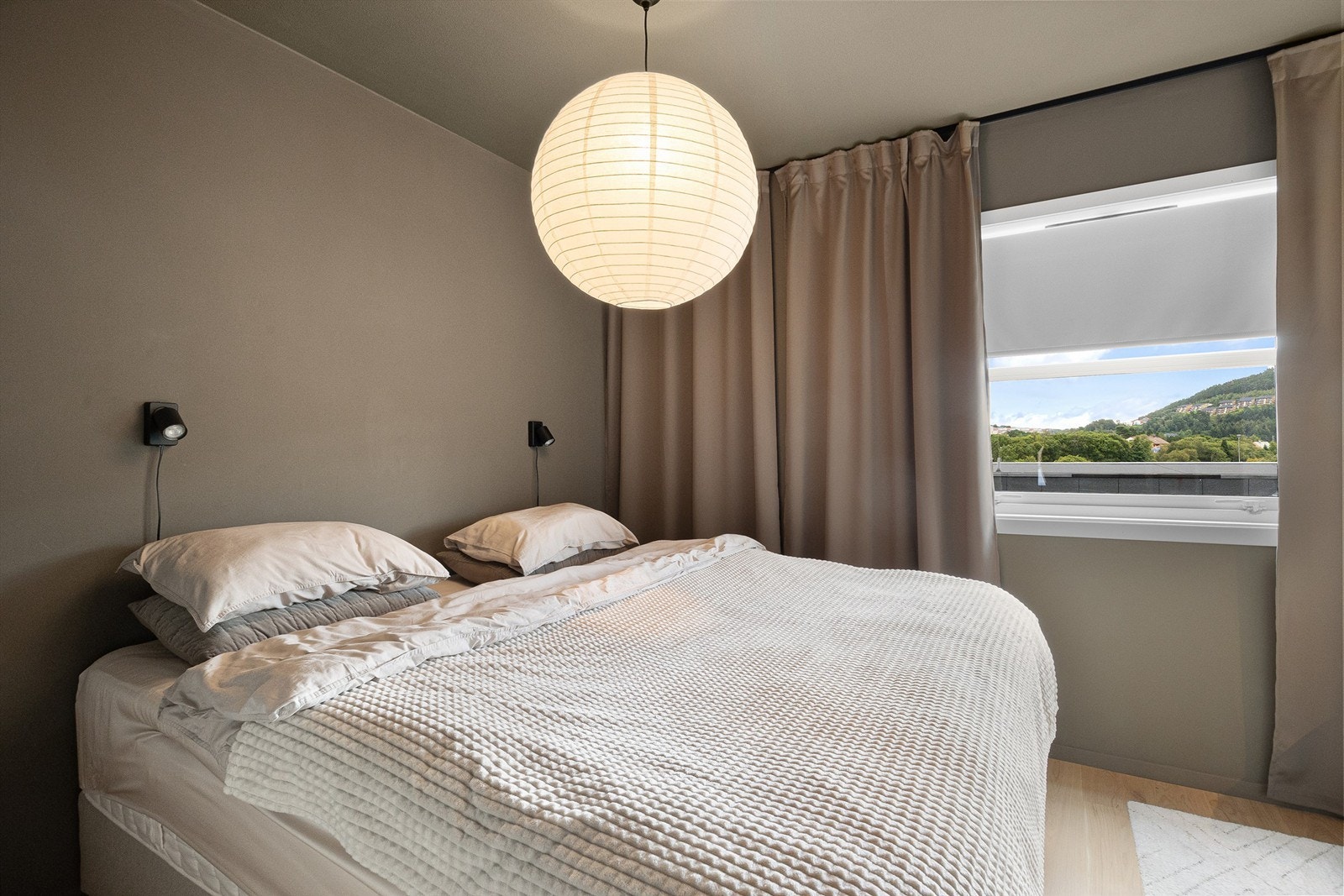 Soverommmet er malt i lune farger. Store vindusflater som gir godt med lysinnslipp. Gardiner fra tak til gulv. Galleribilde