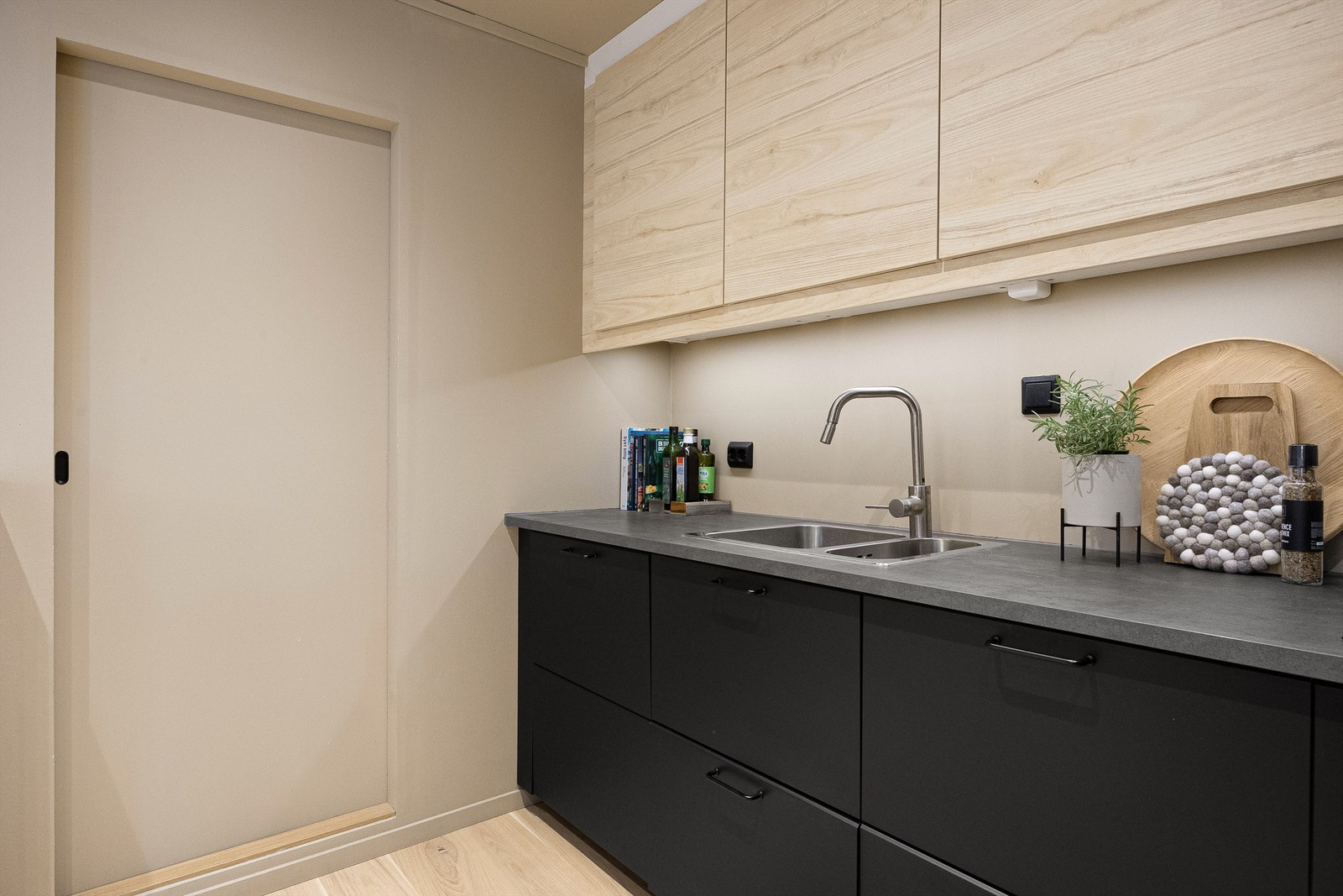 Automatisk vannstopper med fuktsensor. Synlige avløpsrør av plast. Gulvflater belagt med parkett. Fra kjøkkenet er det inngang til bod, god plass til oppbevaring. Galleribilde