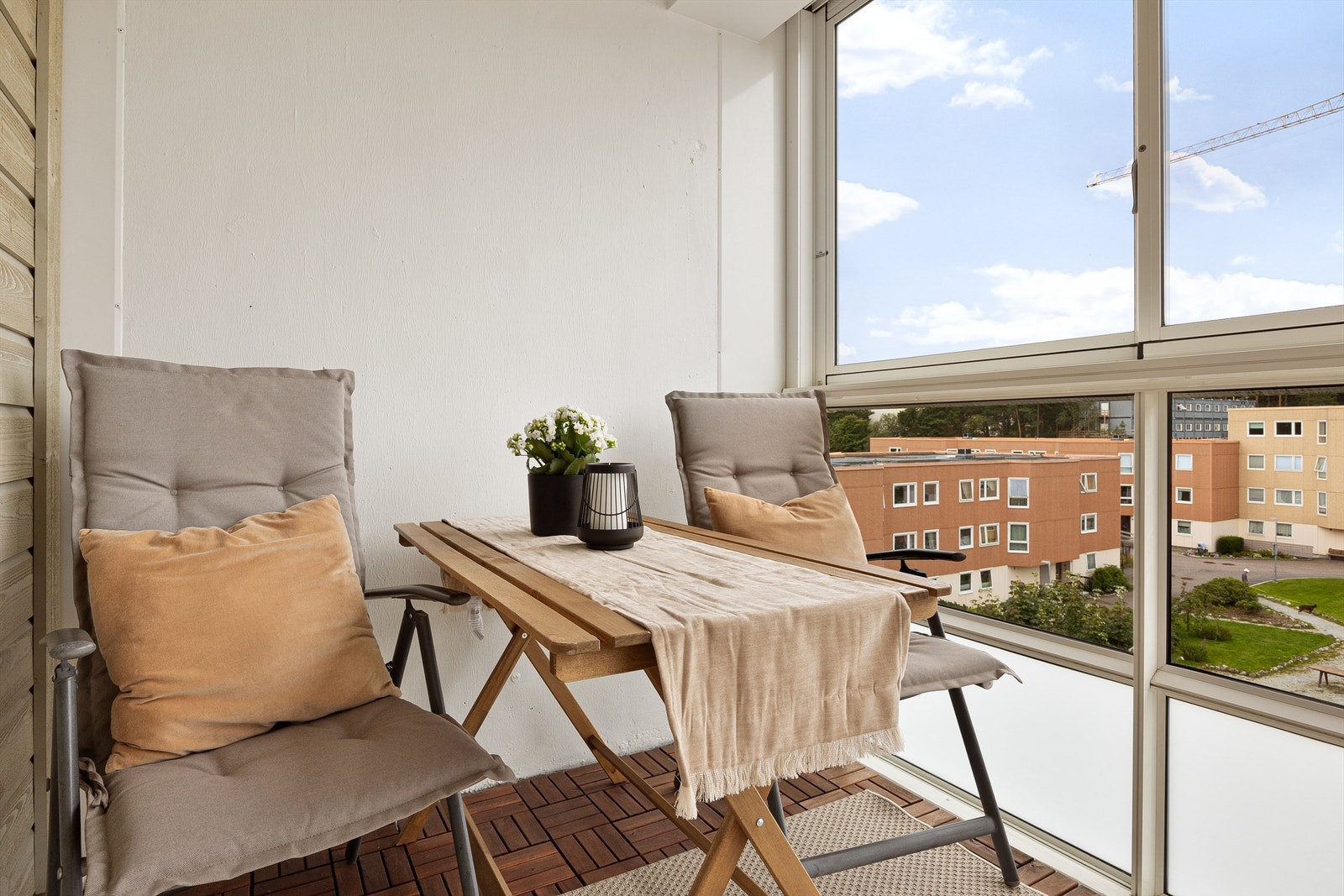 God plass til møbler på balkongen. Galleribilde