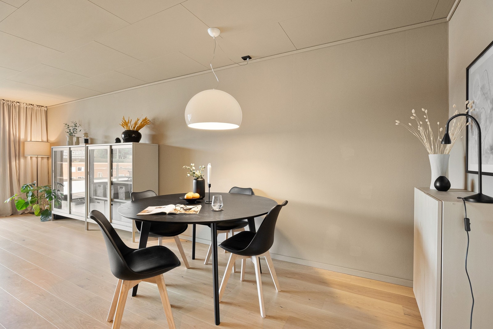 God plass til spisebord like ved kjøkkenet. Galleribilde