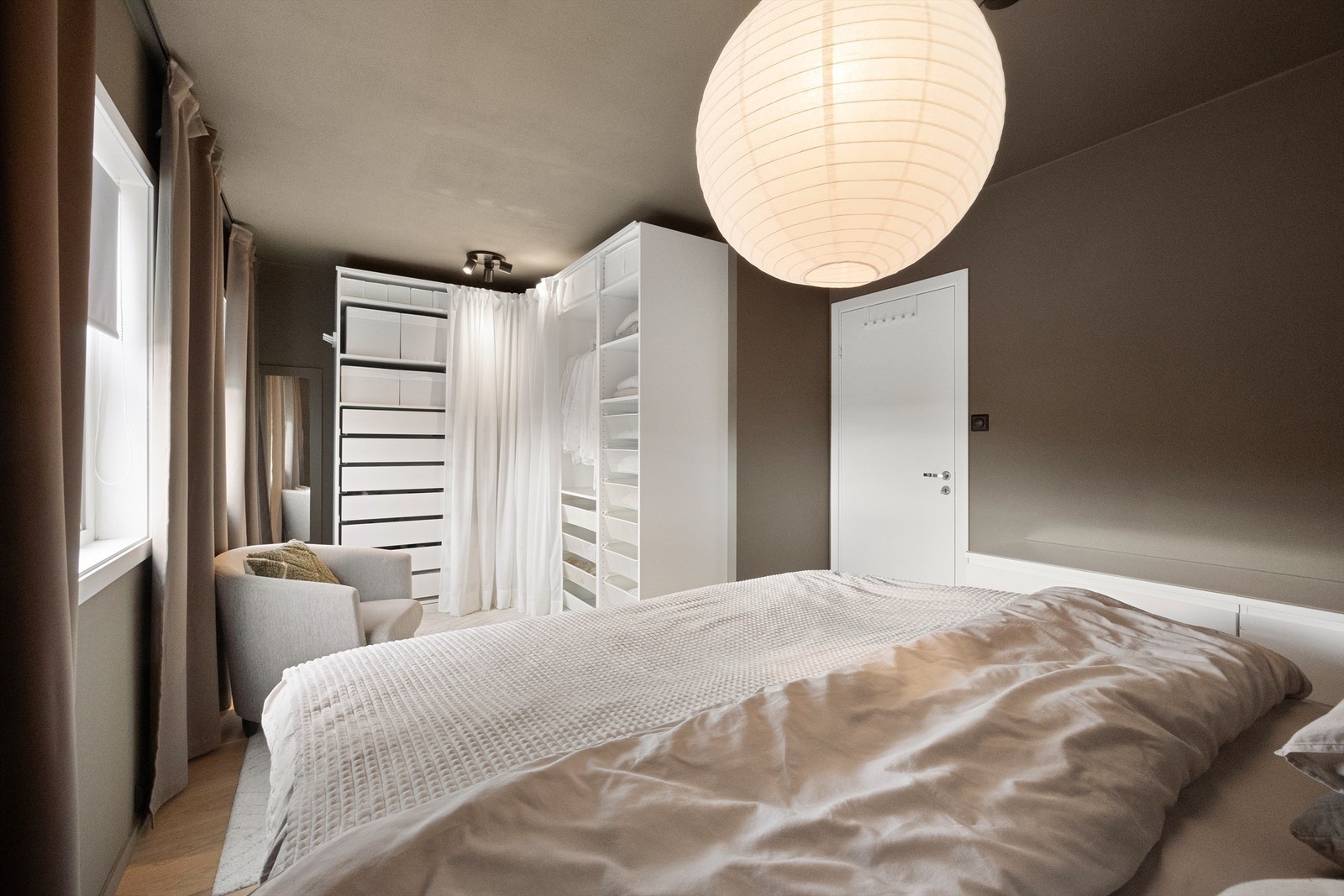 Stort og romslig soverom med god garderobeløsning. Galleribilde