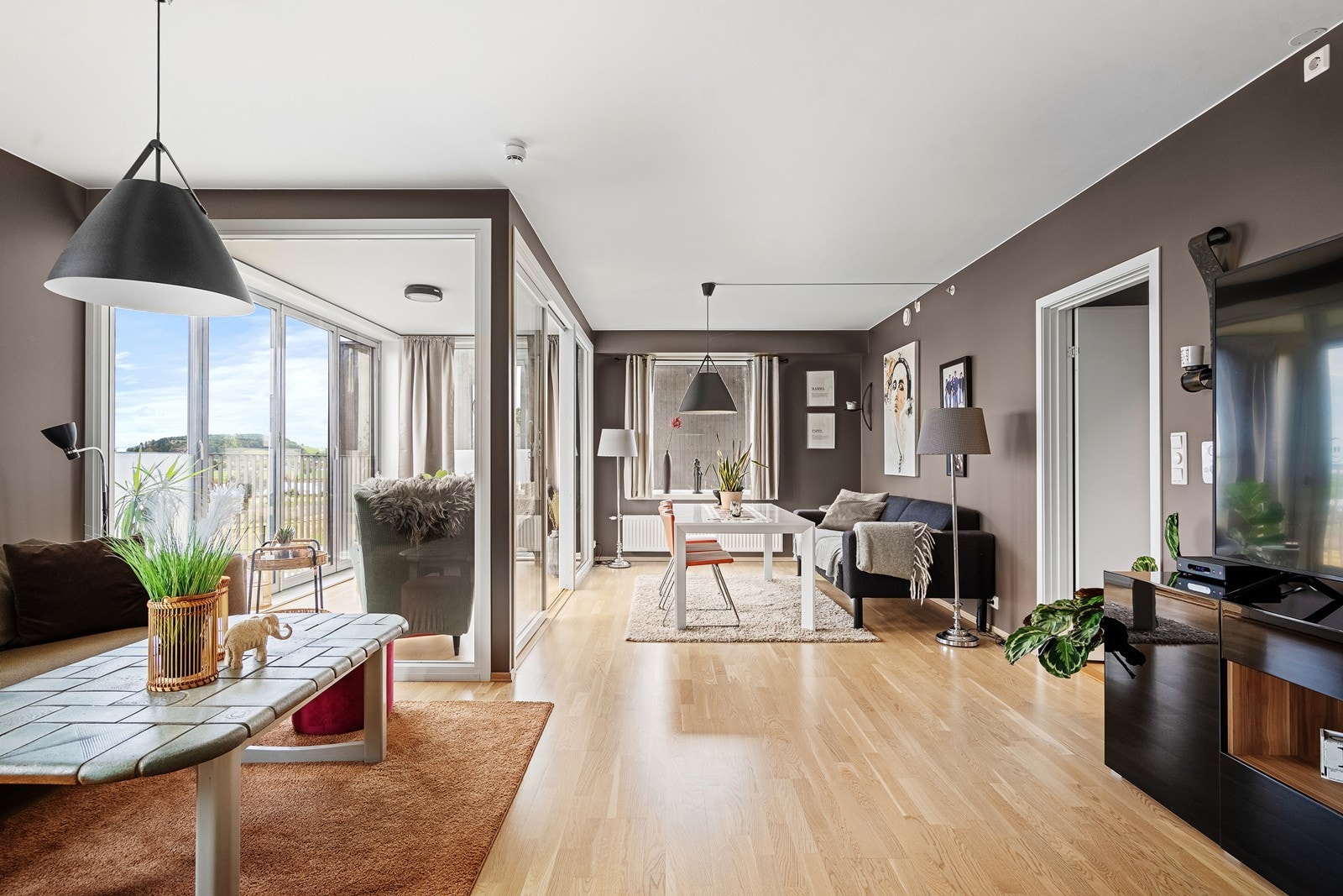 Stor lekker stue med utgang til innglasset balkong/vinterhage Galleribilde