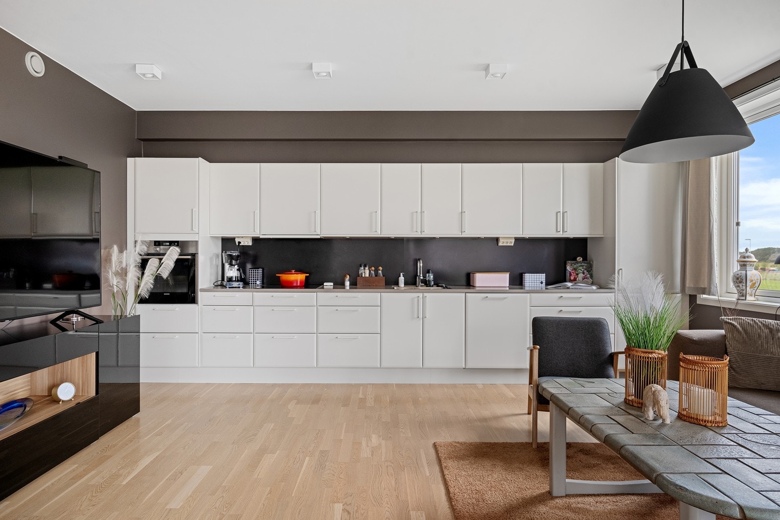 Lekkert kjøkken med god benk- og skapplass Galleribilde