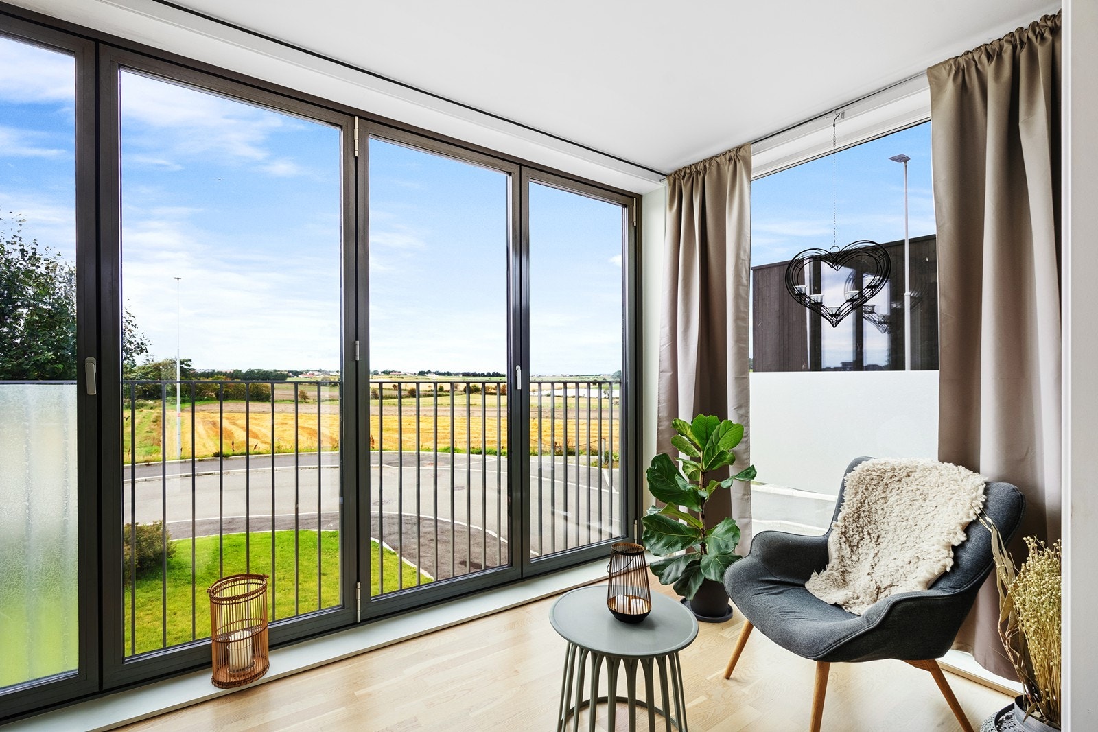 Vinterhage med gode solforhold og utsikt Galleribilde