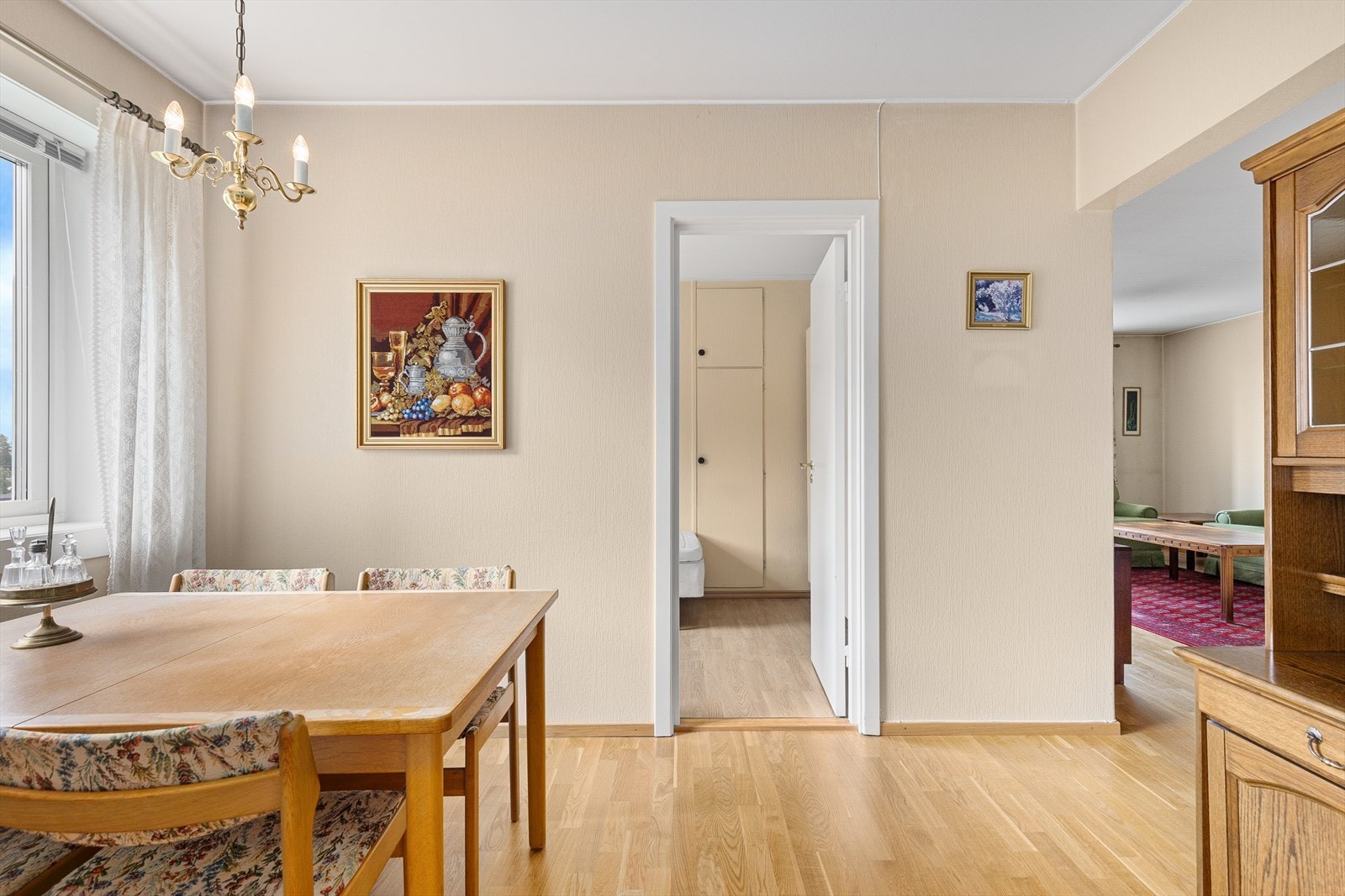 Overgang fra spisestue til soverom og stue Galleribilde