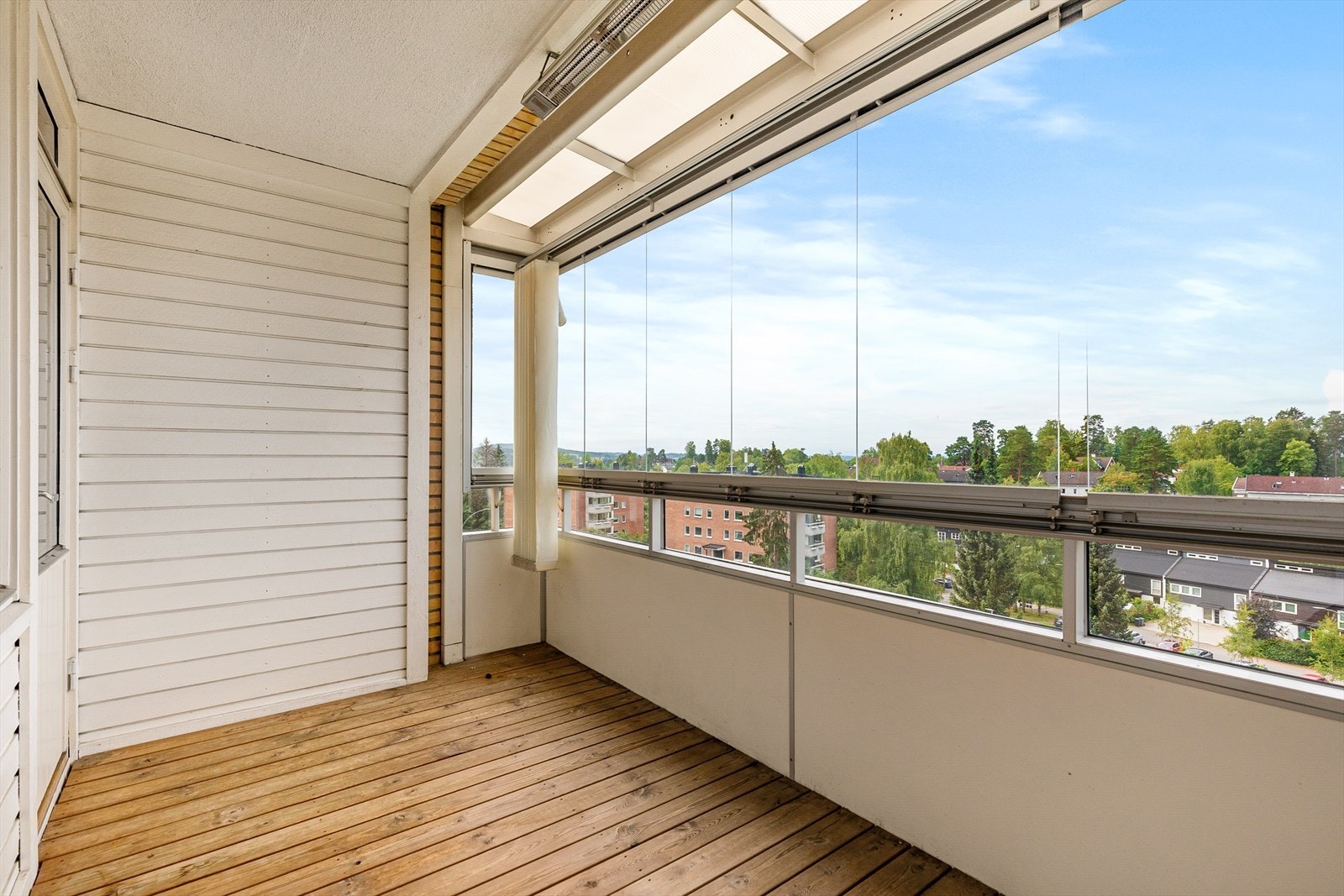 Åpen og solrik balkong Galleribilde