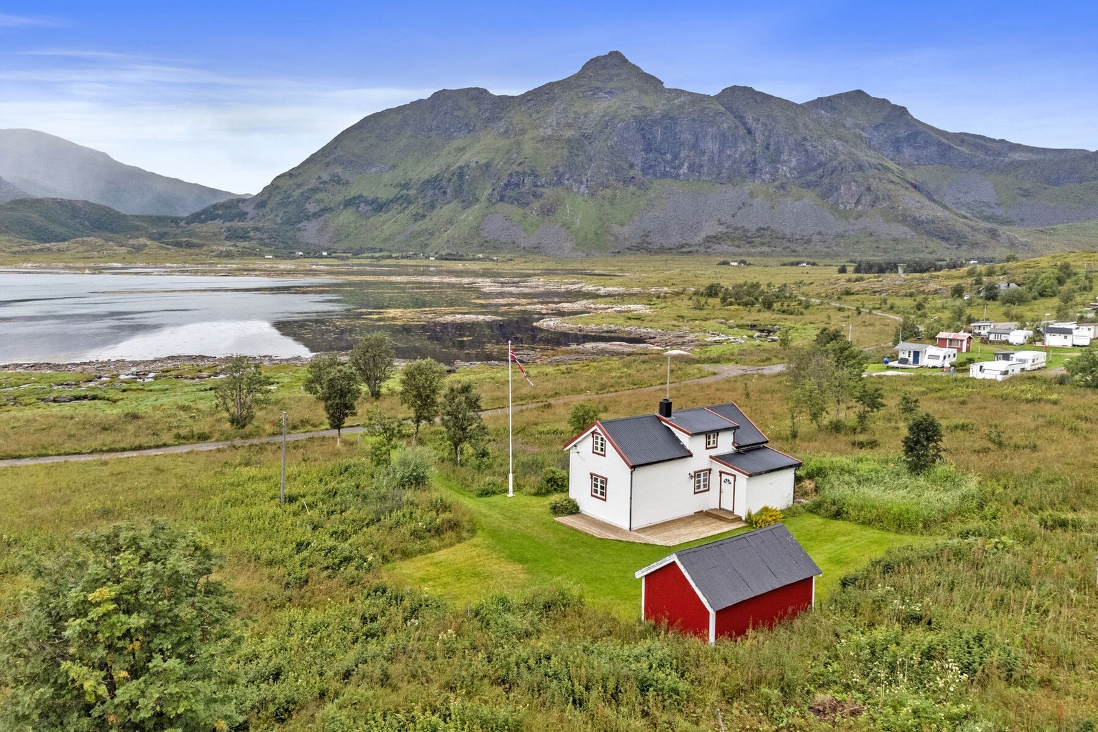 Bilder tatt i 2023 - huset er nå malt rødt. Galleribilde