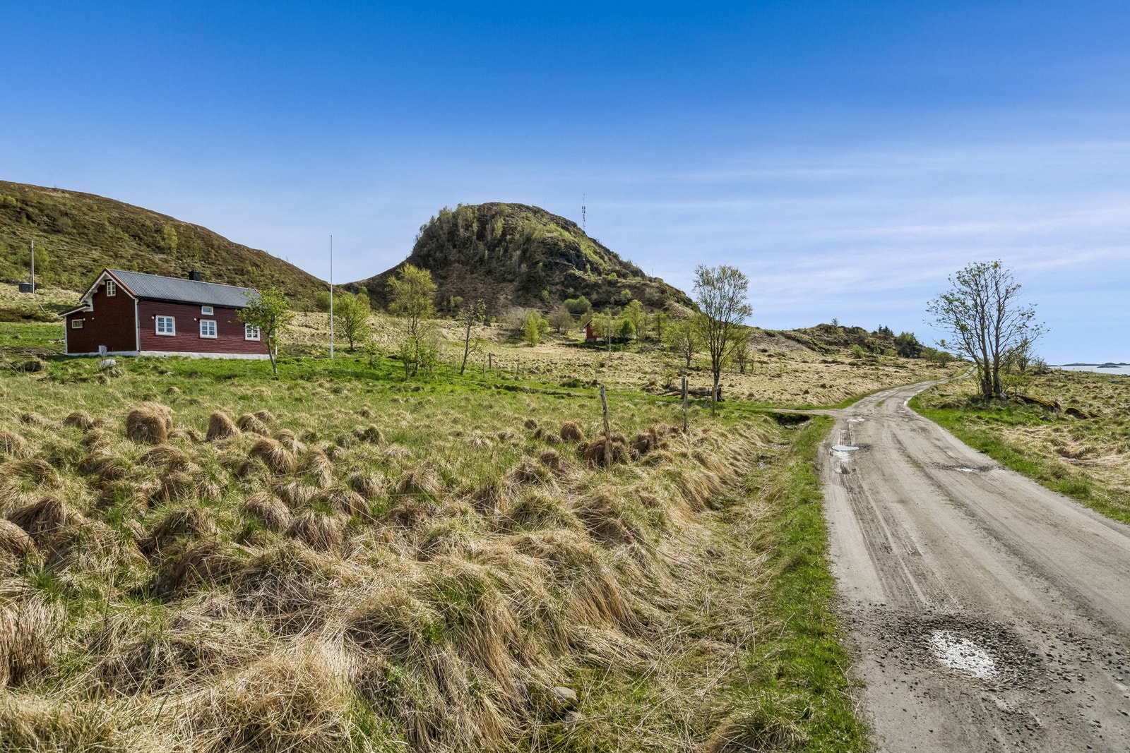 Malnes ligger ca. en halvtimes kjøretur fra Leknes som er kommunesenteret i Vestvågøy. Galleribilde