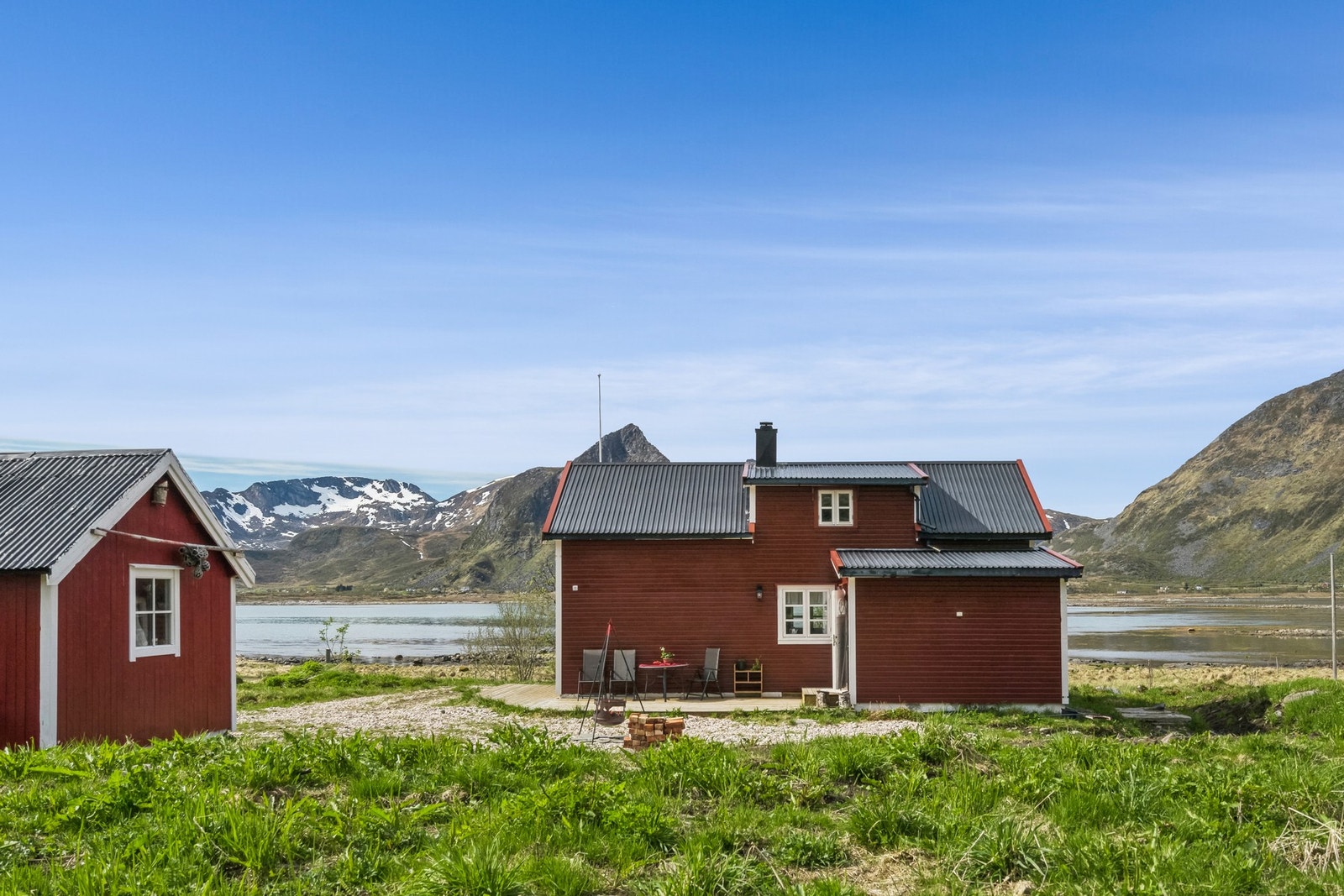 Innholdsrik eiendom med enebolig, naust, sjå og tidligere fjøs. Galleribilde