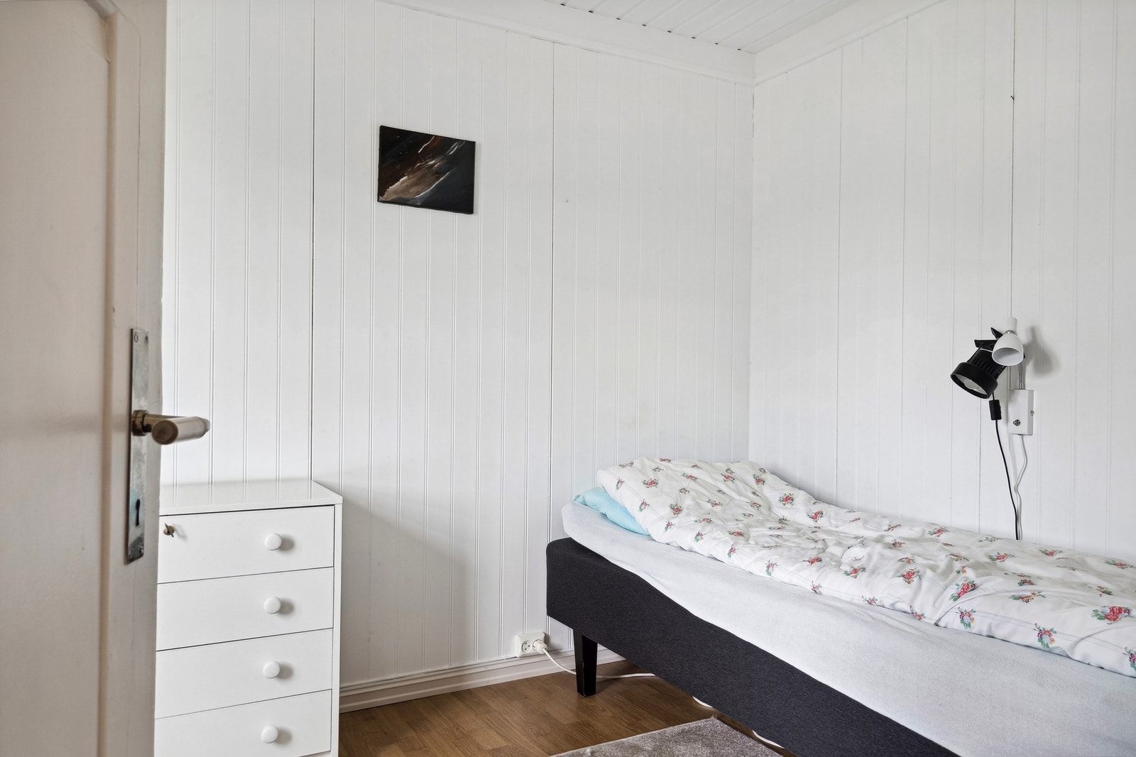 Soverom med lyse overflater. Galleribilde