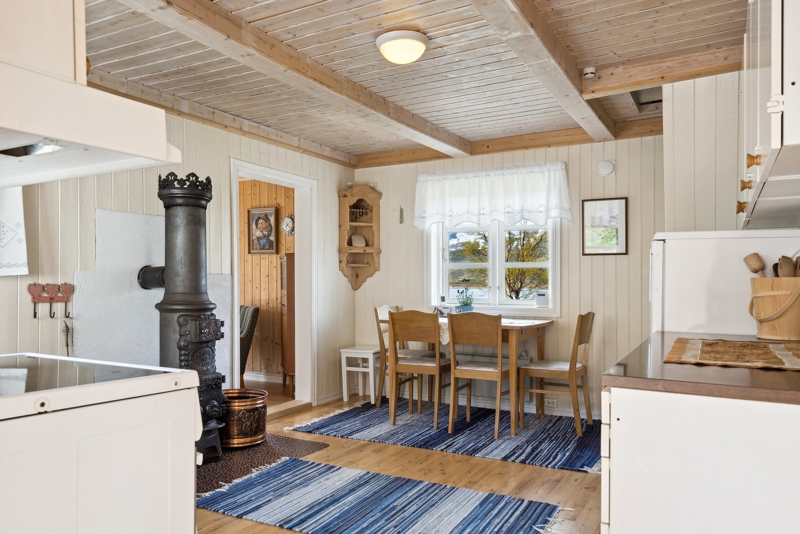 Fra entrén kommer vi inn til kjøkkenet. Galleribilde