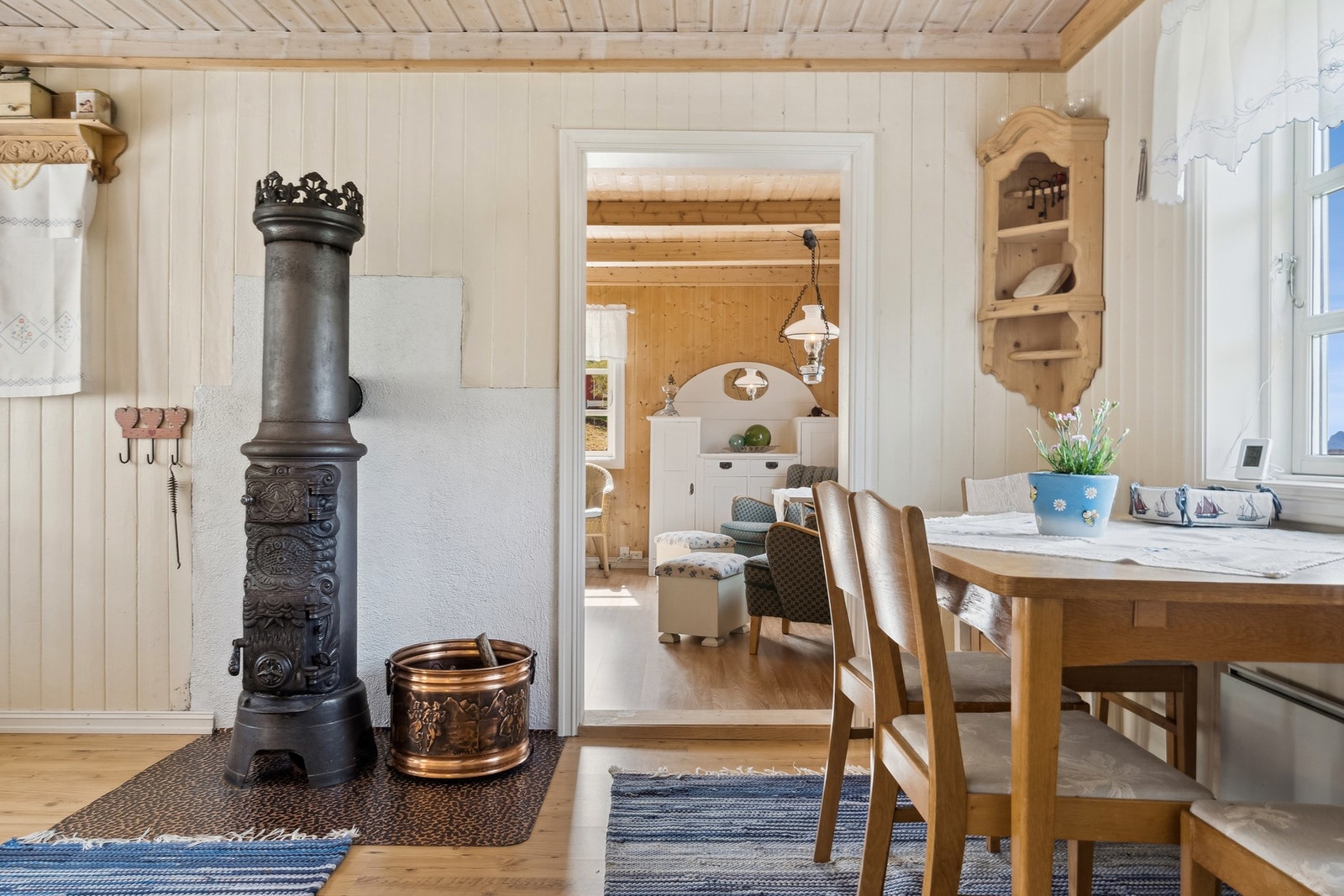 På kjøkkenet er det plass til spisegruppe. Galleribilde